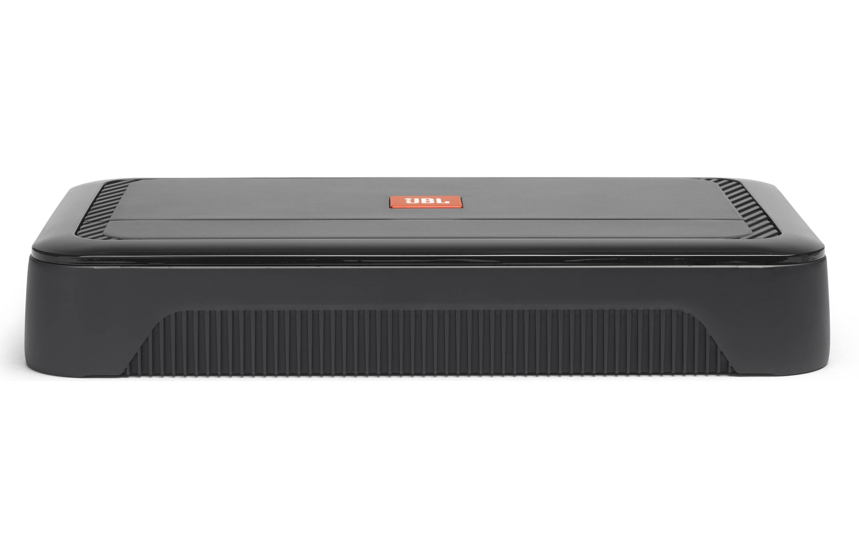 Schwarzer JBL-Subwoofer auf weißem Hintergrund. Er hat eine geriffelte Ober- und Vorderseite mit JBL-Logo.