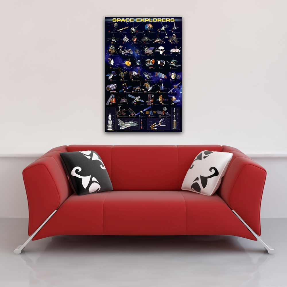 Ein Poster mit dem Titel 'Space Explorers' hängt über einem roten Sofa mit Kissen. Die Szene befindet sich in einem Raum mit weißen Wänden und einem grauen Boden.