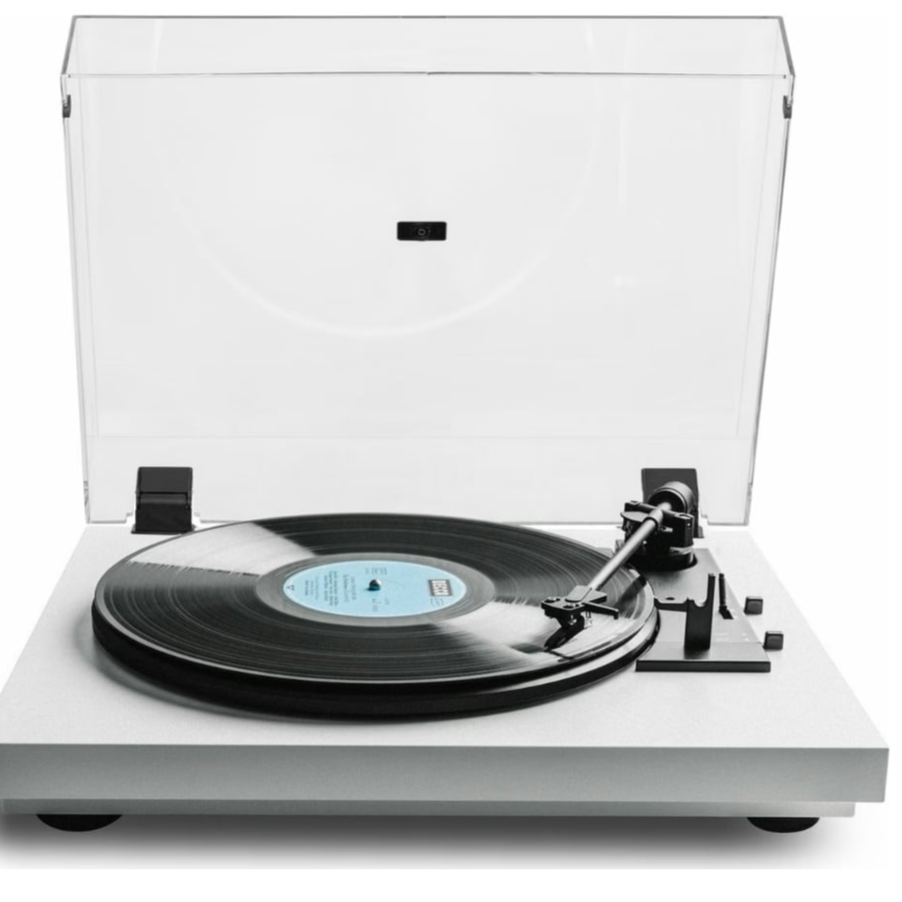 Een witte platenspeler met een doorzichtige kap, een zwarte vinylplaat ligt op de draaitafel. De toonarm staat op de plaat.