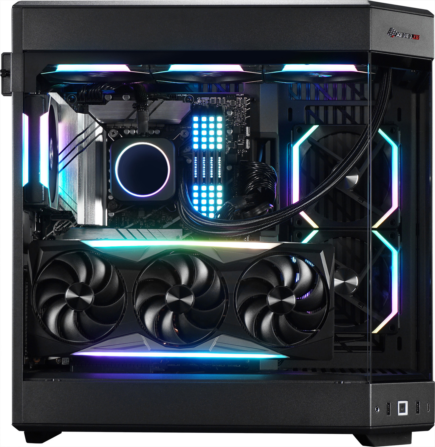 Un boîtier d'ordinateur avec des composants internes. Il comprend une carte graphique avec trois ventilateurs, un refroidisseur de CPU et des barrettes RAM, le tout éclairé.