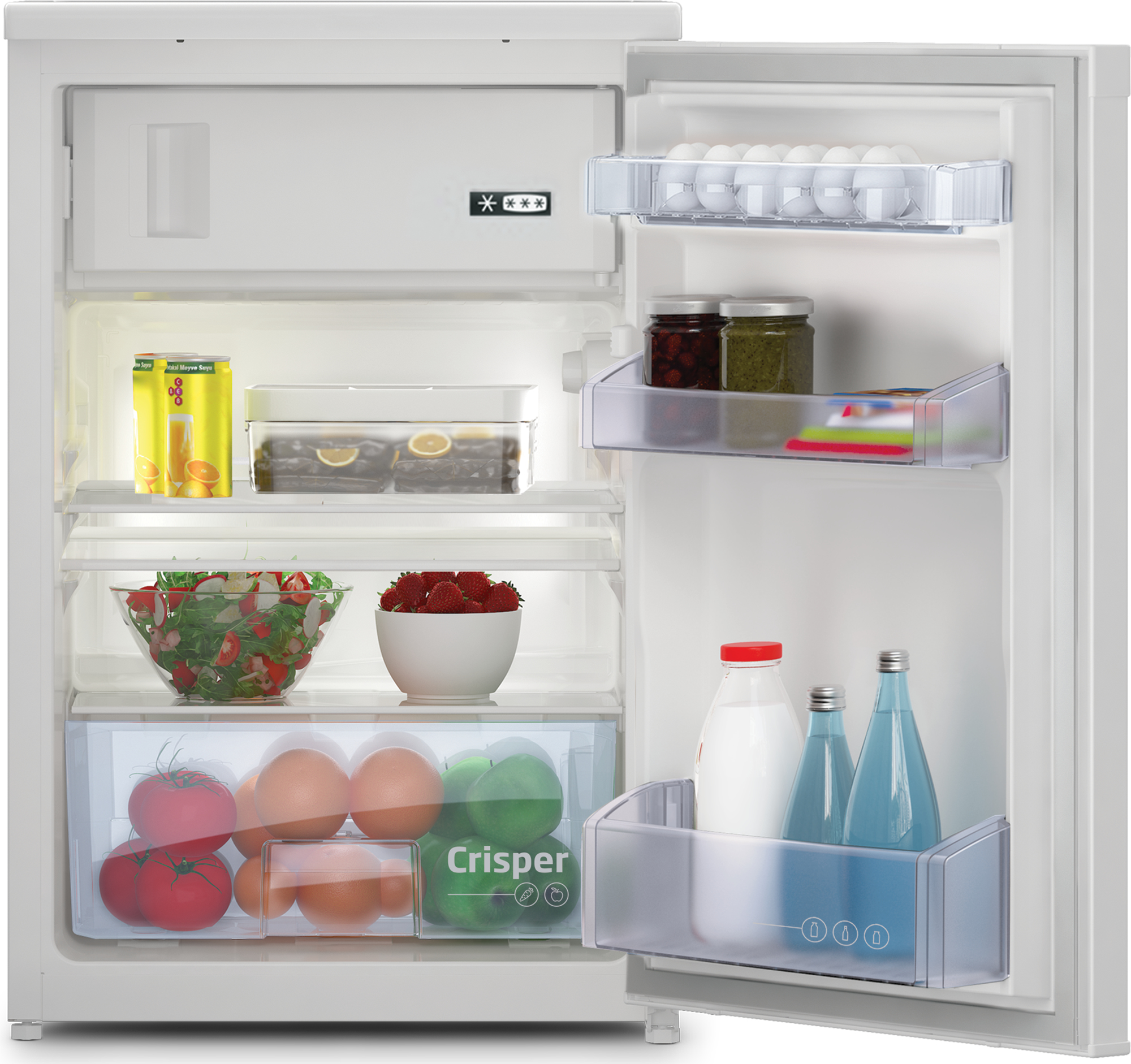 Offener Kühlschrank mit Obst und Gemüse. Enthält Eier, Tomaten, Erdbeeren, Saft, Wasserflaschen und Marmeladen.