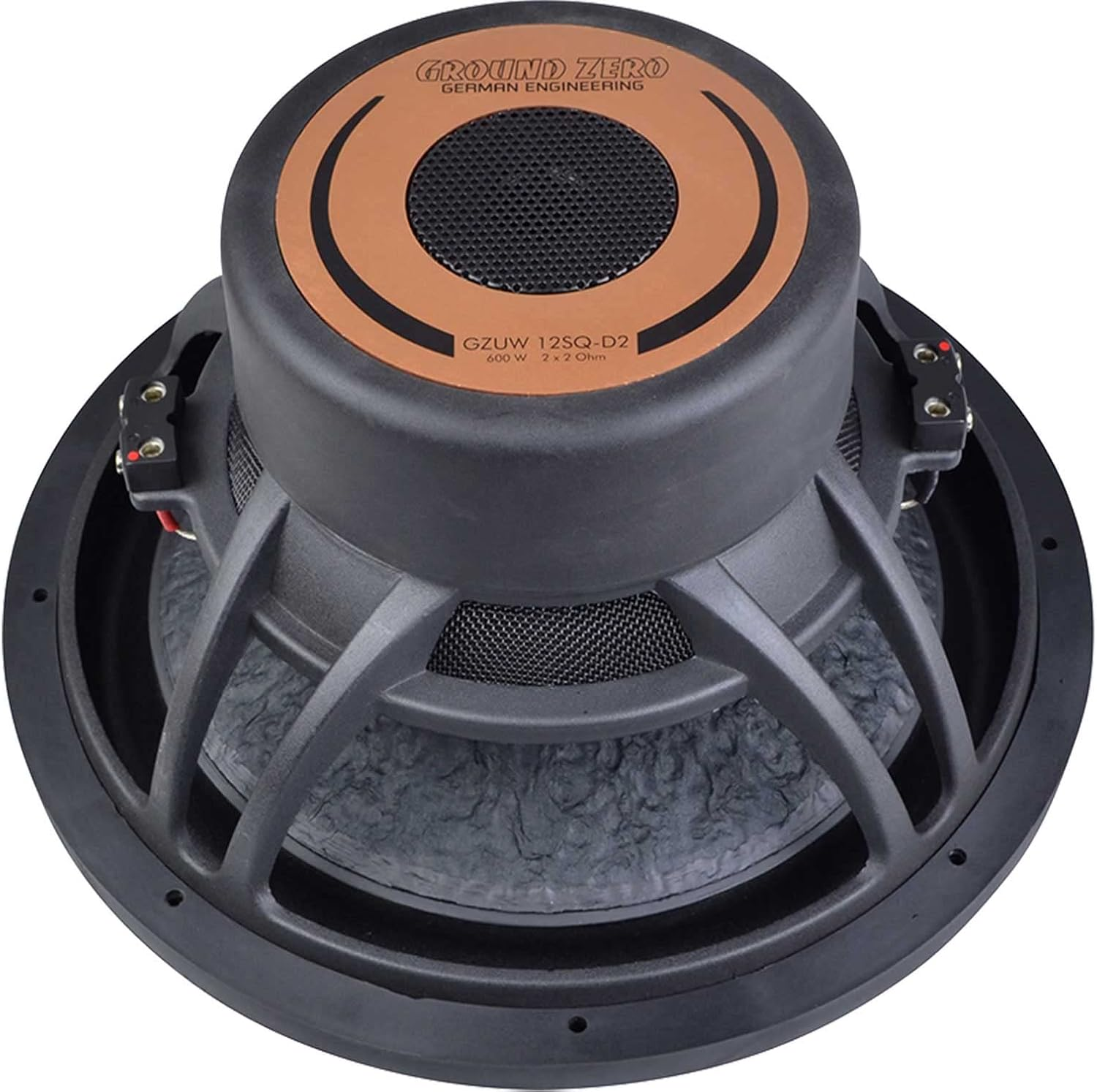 Ein Ground Zero Subwoofer. Er ist schwarz und hat eine braune Mitte mit dem Markennamen. Der Lautsprecher hat ein Metallgitter und einen stabilen Rahmen.