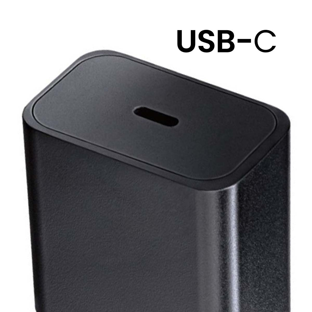 Nahaufnahme eines schwarzen USB-C-Ladegeräts. Das Ladegerät ist rechteckig mit abgerundeter Oberseite und einem Ladeanschluss. Die Worte USB-C sind oben.