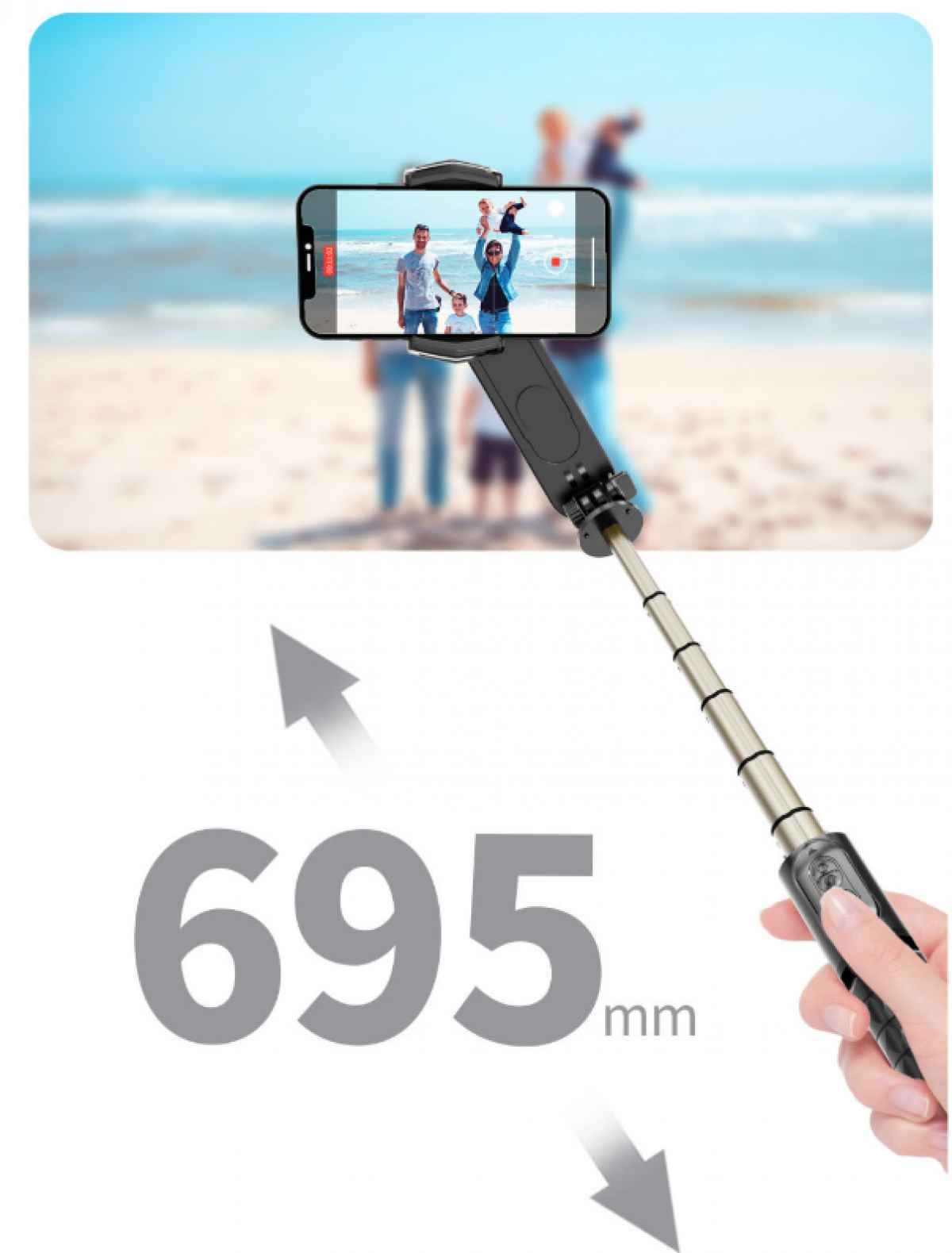 Ein Telefon auf einem Selfie-Stick zeigt eine Familie am Strand. Eine Hand hält den Stick. Die Zahl 695mm ist unten.