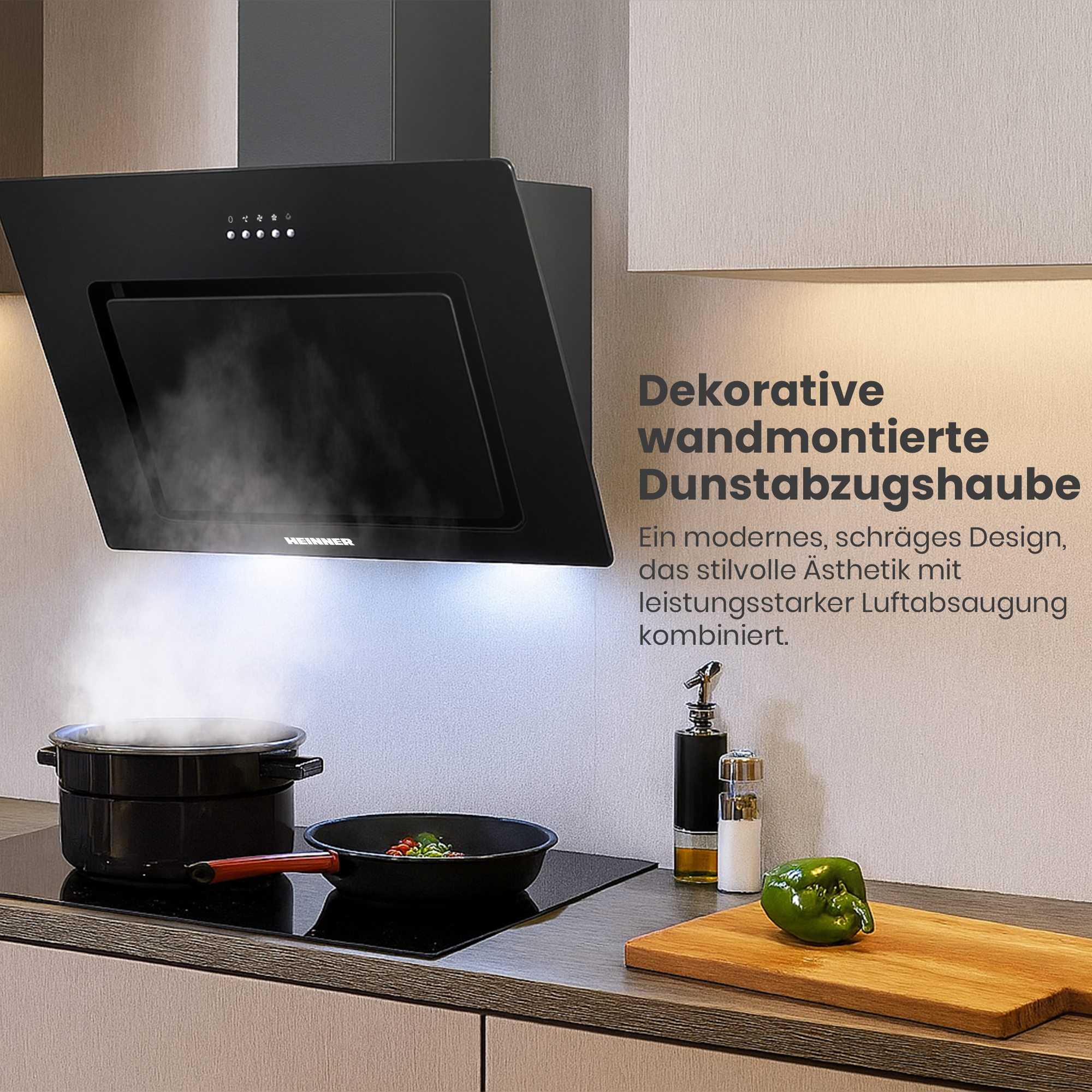 Eine moderne schwarze Dunstabzugshaube mit Dampf, der aus einem Topf aufsteigt. Eine Pfanne und grüne Paprika sind ebenfalls da.