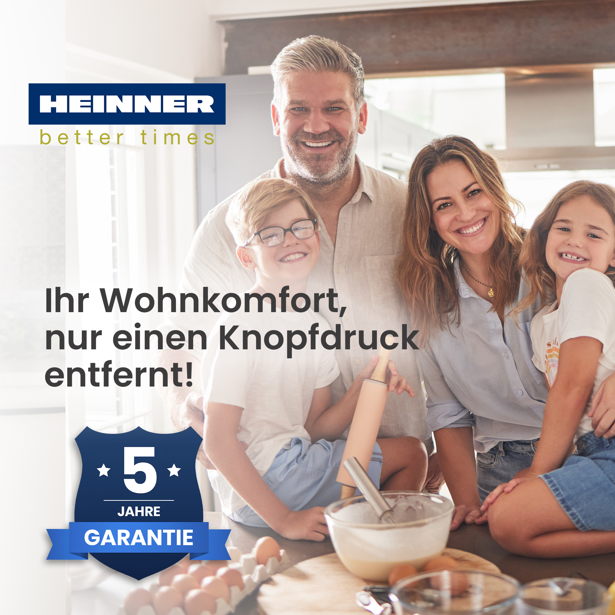 Eine Familie lächelt in der Küche. Ein Logo befindet sich oben links. Text wirbt für Komfort. Unten befindet sich ein Garantieabzeichen.