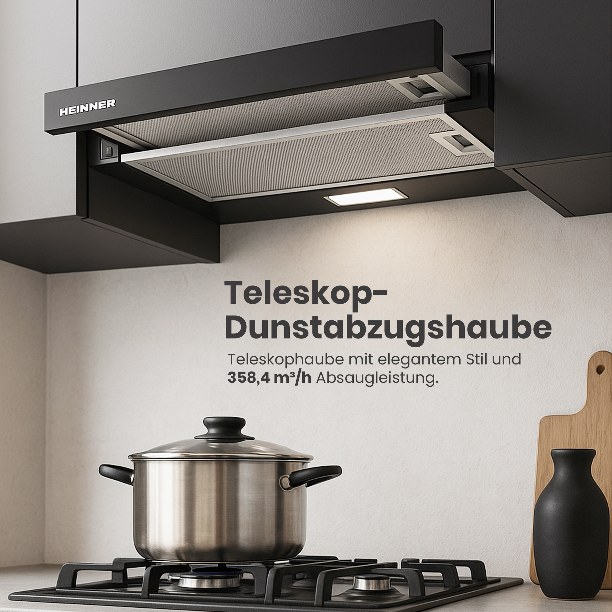 Une scène de cuisine avec hotte noire, casserole sur cuisinière à gaz, planche à découper et vase noir.