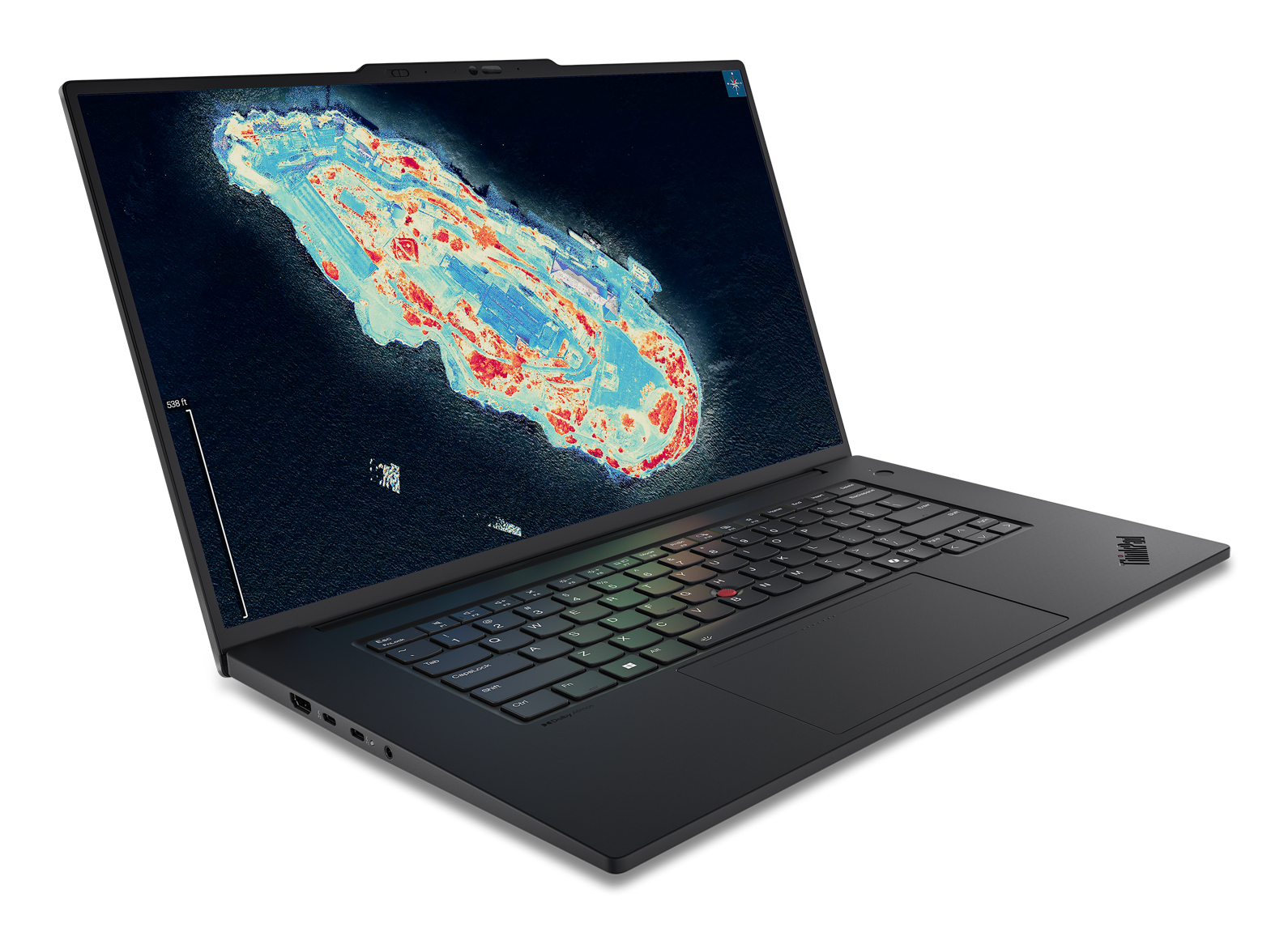 Un laptop nero mostra una mappa colorata, aperto su una superficie bianca. Tastiera visibile. Lo schermo mostra dettagli di terra e mare.