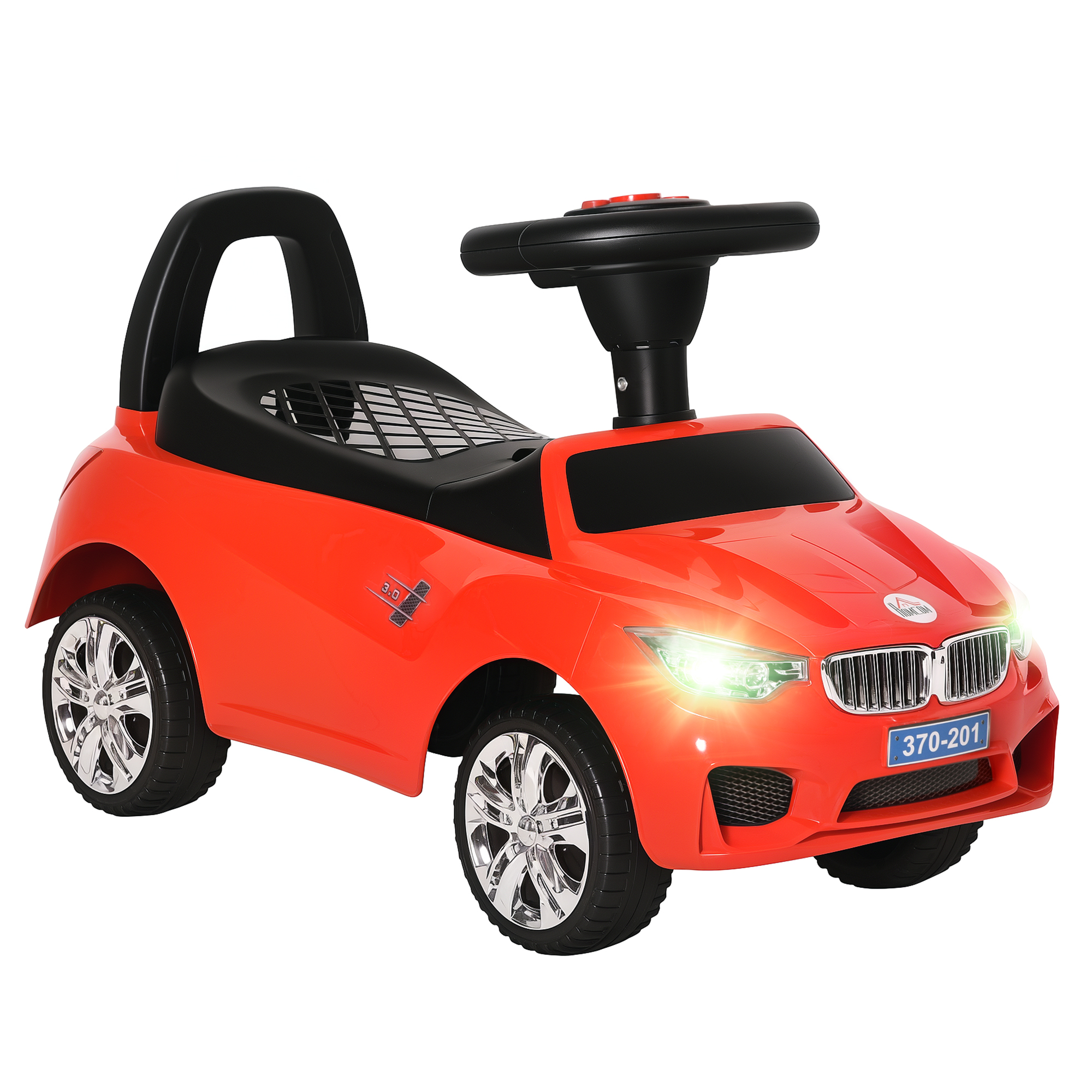 Un'auto giocattolo rossa con sedile e volante neri, ruote cromate e fari accesi. Targa blu.