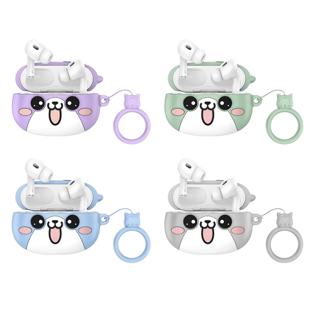 Cuatro estuches coloridos para AirPods con caras de perros de dibujos animados, cada uno con AirPods blancos. Los estuches son morados, verdes, azules y grises.