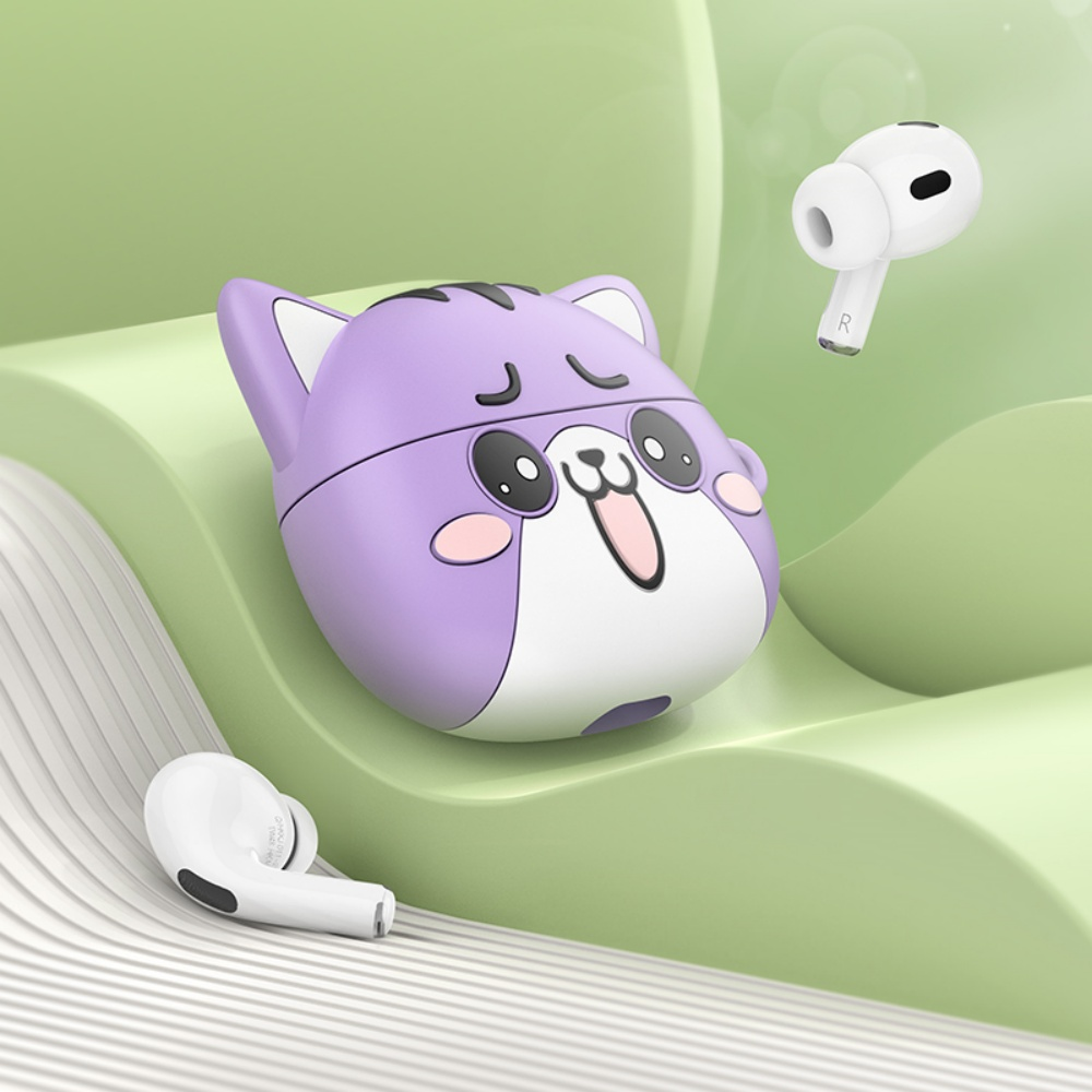Una funda para AirPods con forma de gato morado con interior blanco. Dos AirPods blancos y otro están en el marco, sobre un fondo verde.
