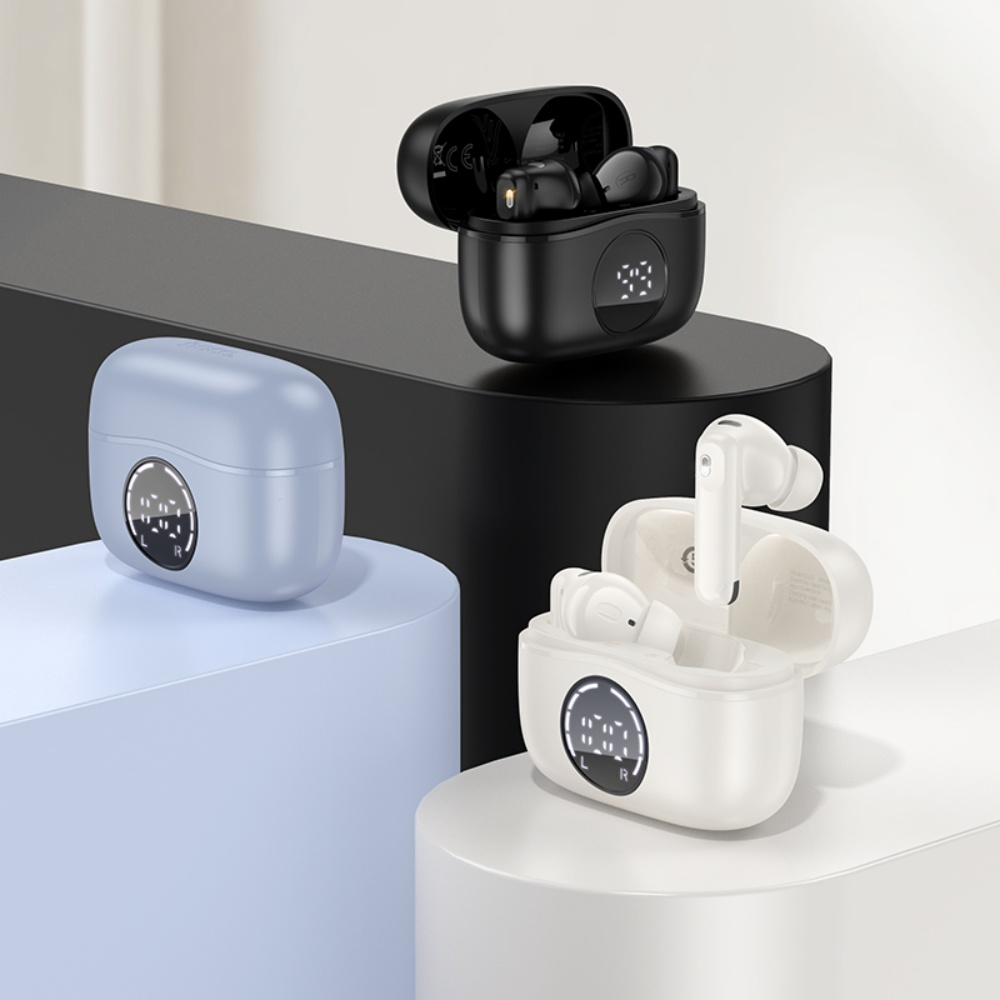 Tres juegos de auriculares inalámbricos: negro, azul y blanco. Cada estuche muestra una pantalla del nivel de batería. Los auriculares son visibles.