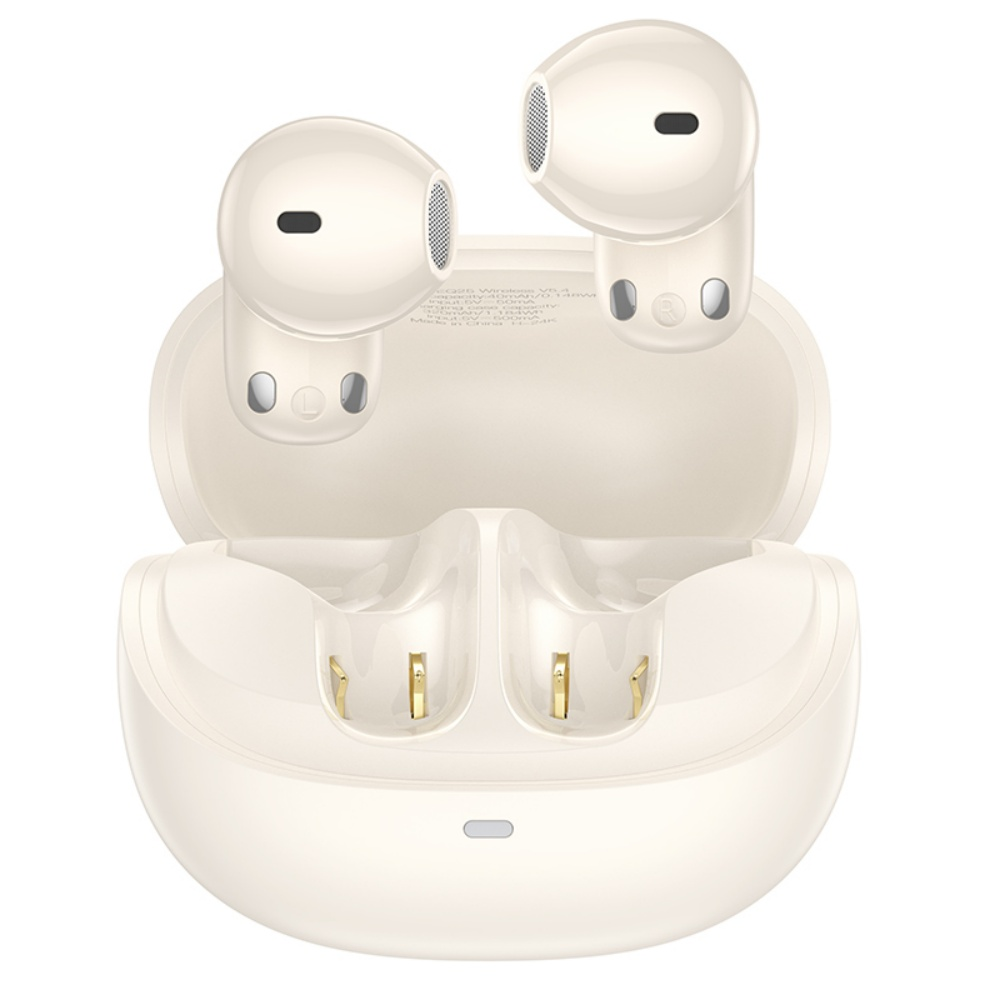 Auriculares blancos abiertos en un estuche de carga. Dos auriculares están fuera del estuche. El estuche está abierto, mostrando puertos de carga.