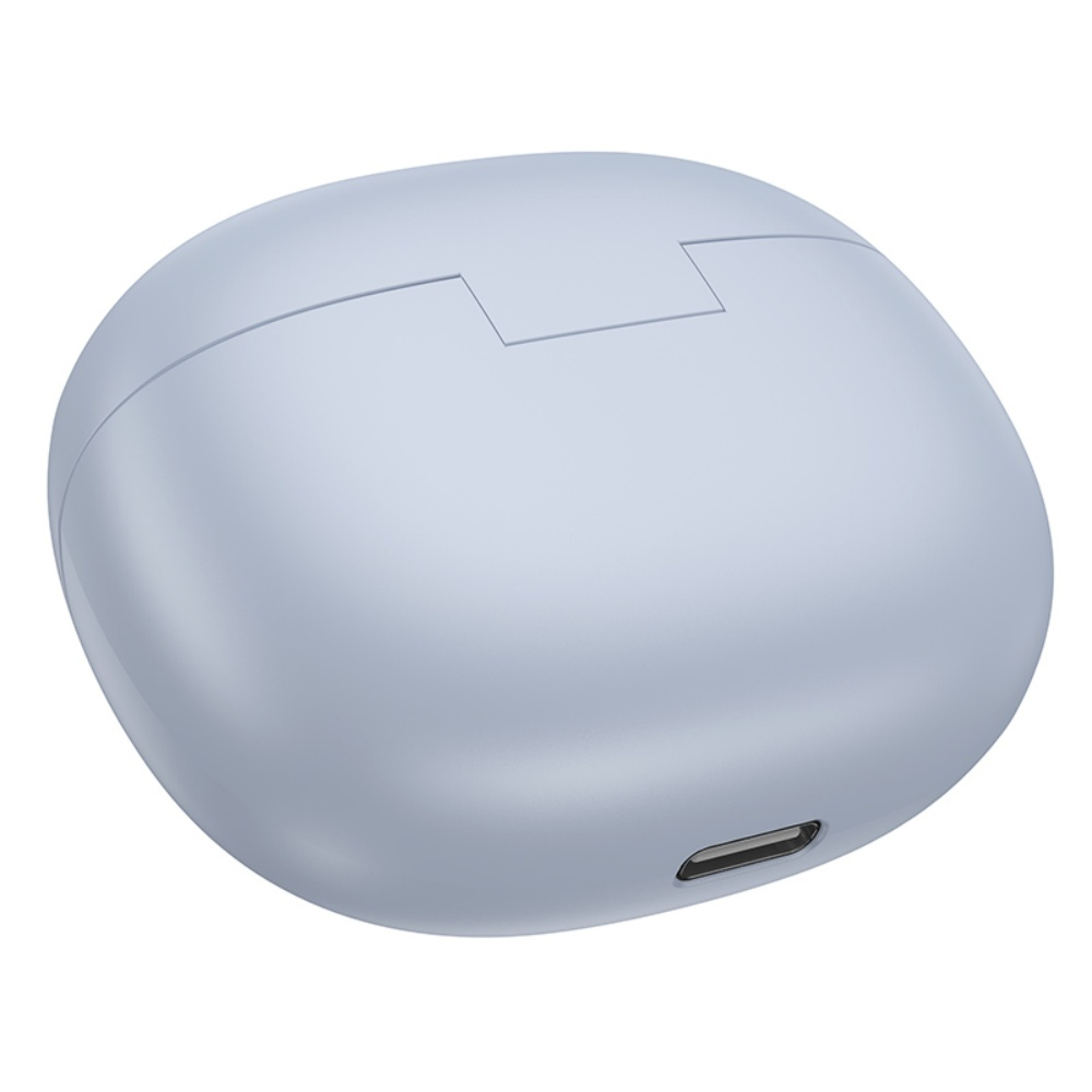 Un estuche de carga para auriculares de color azul claro, en forma ovalada. Tiene un puerto USB-C en la parte inferior y un diseño en la parte superior. El fondo es blanco.