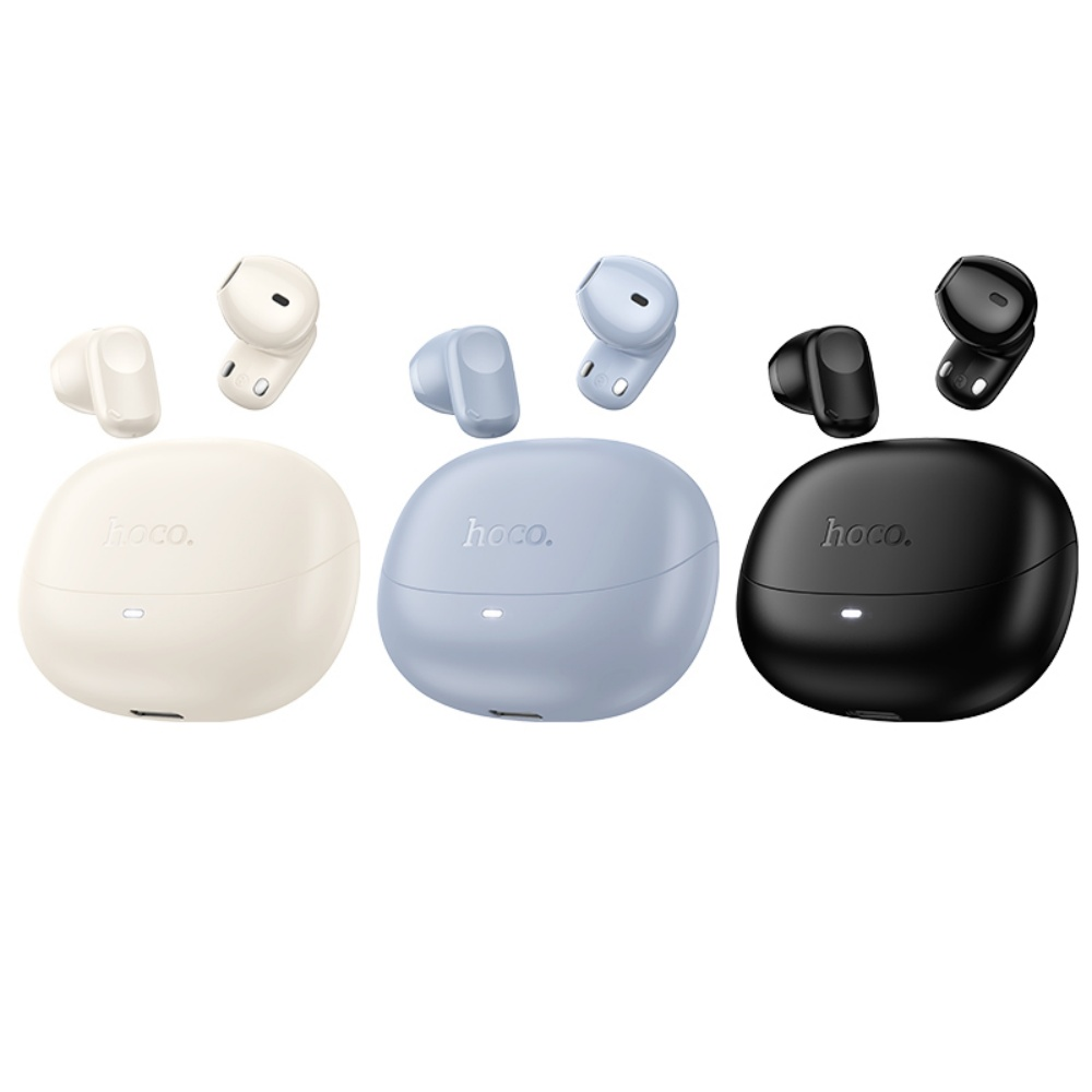 Tres juegos de auriculares inalámbricos y estuches de carga en crema, azul y negro. Cada juego incluye auriculares y un estuche con el logo 'hoco.'.