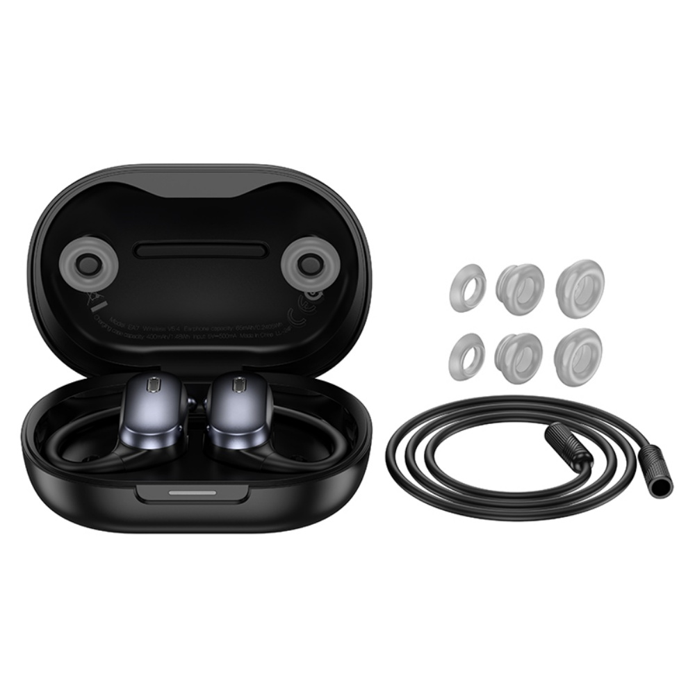 Estuche negro para auriculares, auriculares, puntas de repuesto y un cable de carga negro sobre un fondo blanco.