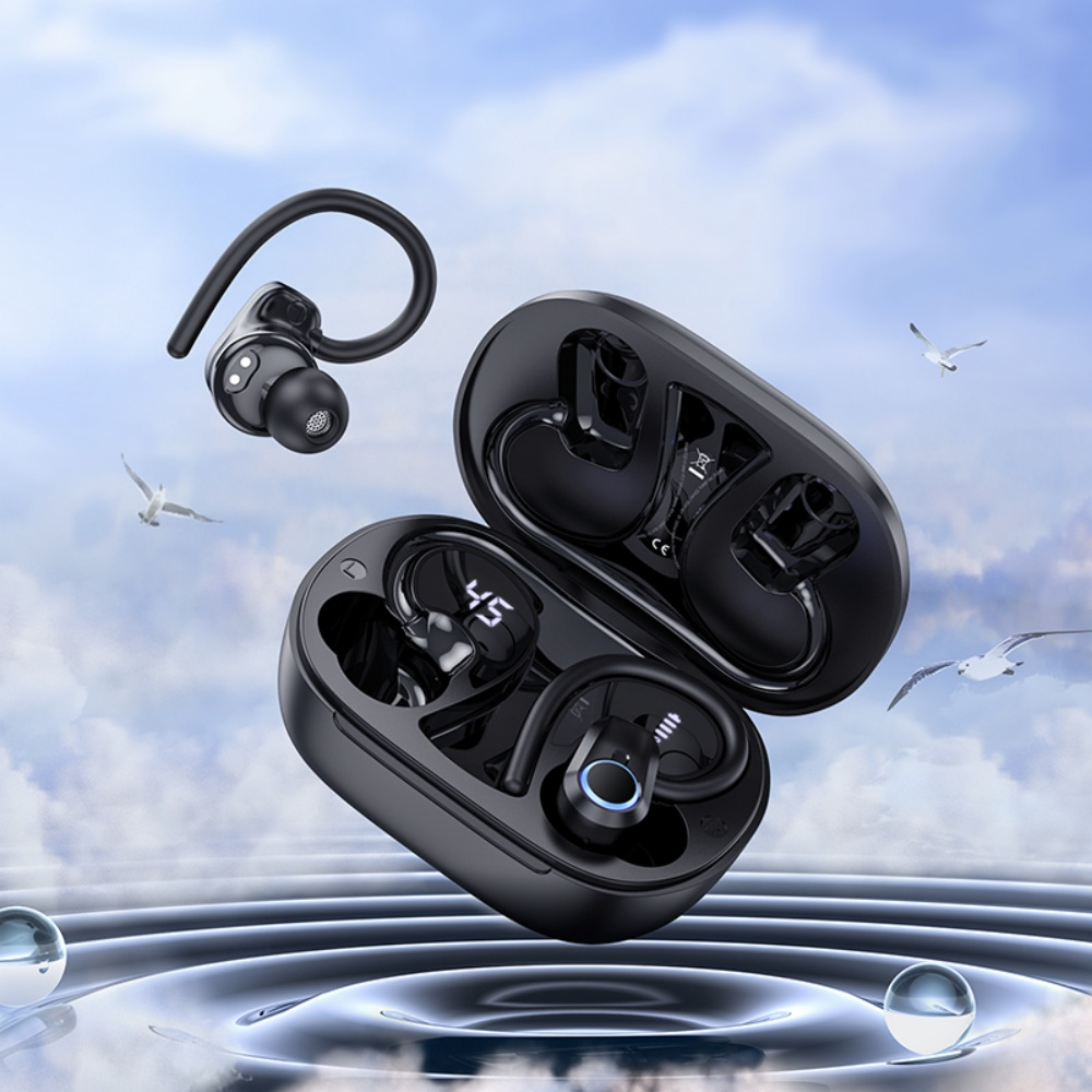 Auricolari wireless neri con custodia di ricarica fluttuanti in aria. Gabbiani e cielo nuvoloso sullo sfondo.