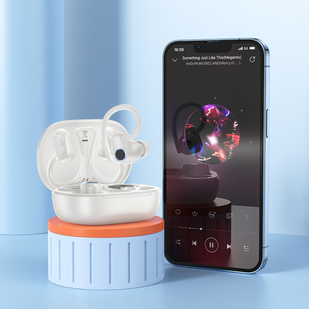 Auricolari bianchi con custodia di ricarica su un supporto blu, accanto a uno smartphone che riproduce musica. Lo sfondo è azzurro.