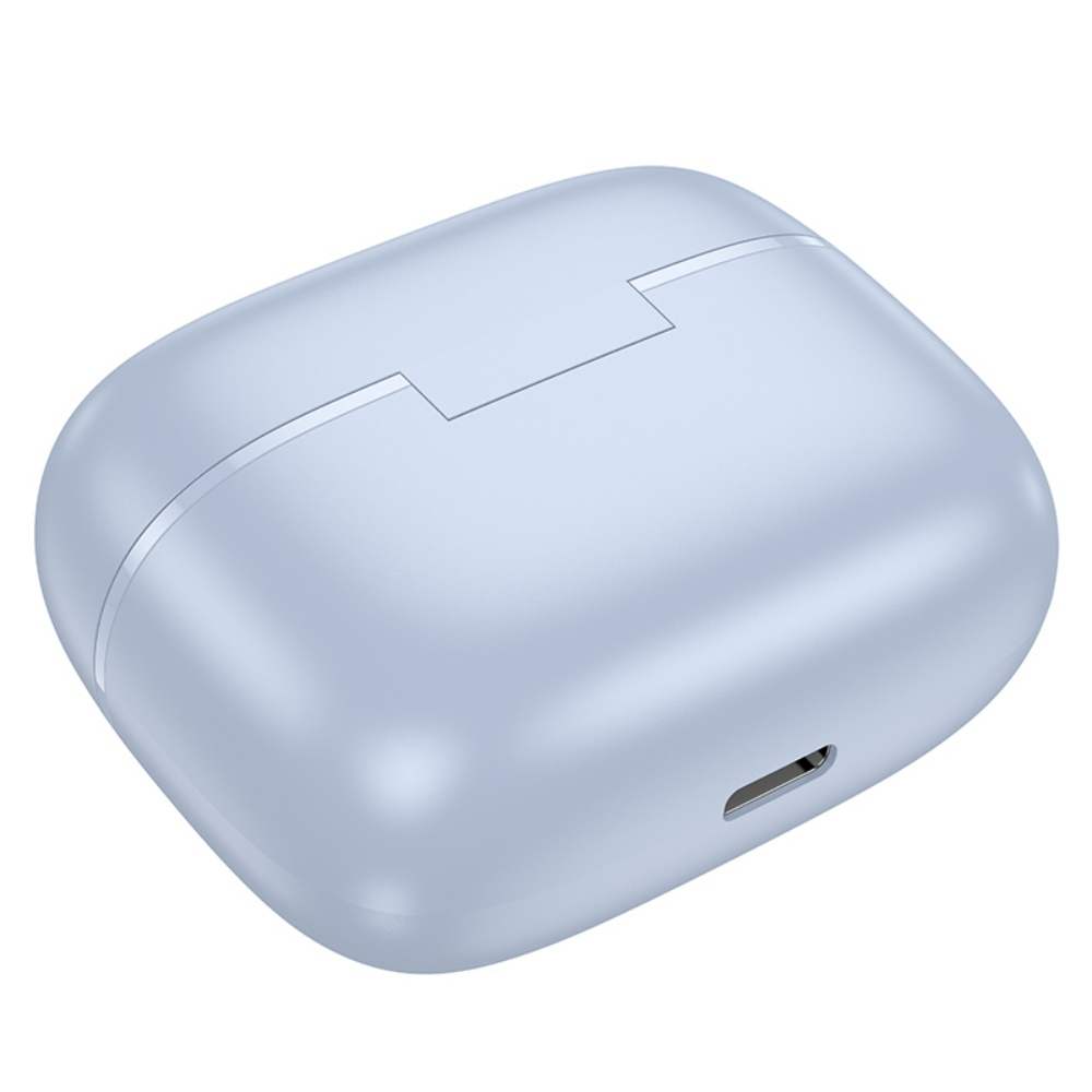 Una funda de auriculares azul claro cerrada. Es rectangular con esquinas redondeadas. Tiene un puerto de carga en el lateral y un diseño de línea en la parte superior.