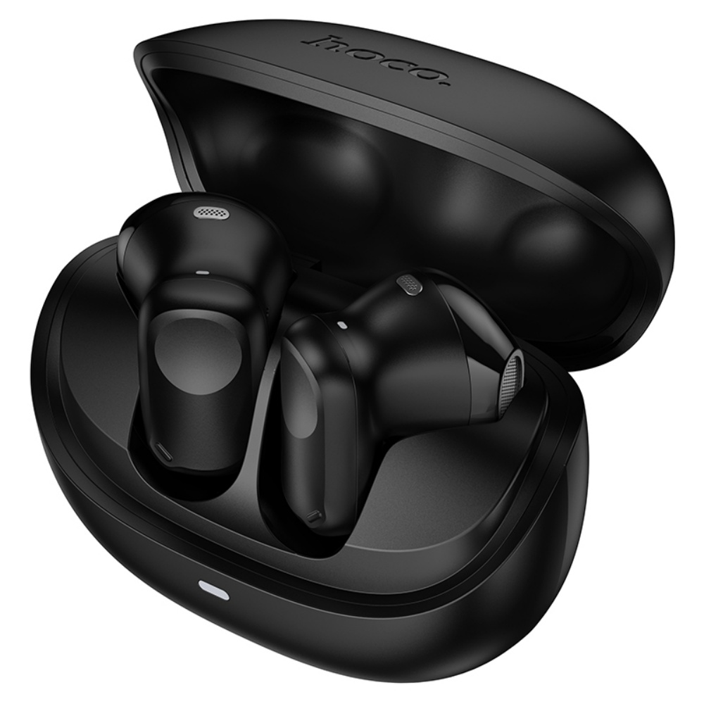 Auriculares inalámbricos negros en un estuche de carga abierto. El estuche tiene un diseño curvado y los auriculares son brillantes.