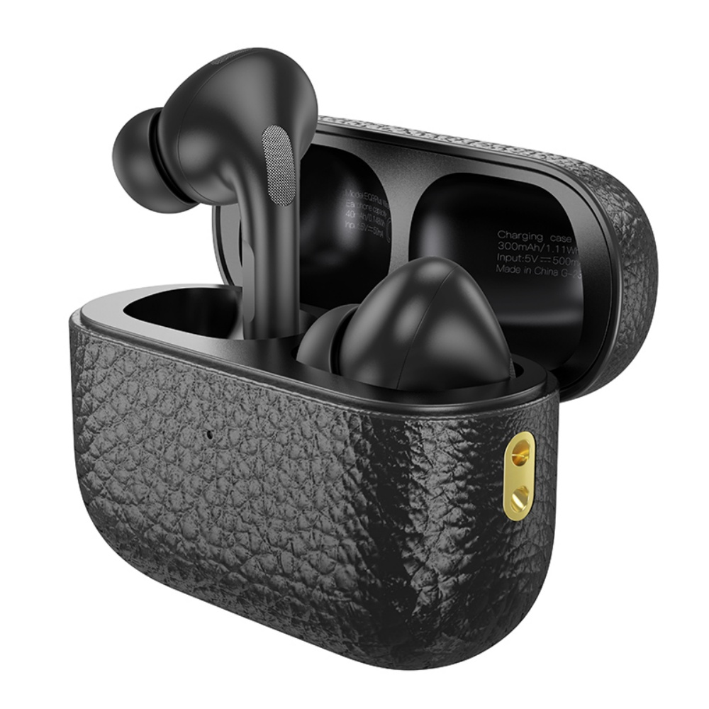 Auriculares inalámbricos negros en un estuche de carga negro texturizado, abierto para revelar los auriculares y los detalles de carga internos.