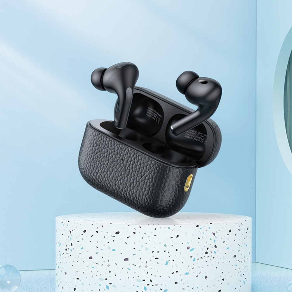 Auriculares inalámbricos negros en un estuche texturizado, sobre un cilindro blanco moteado, sobre un fondo azul.