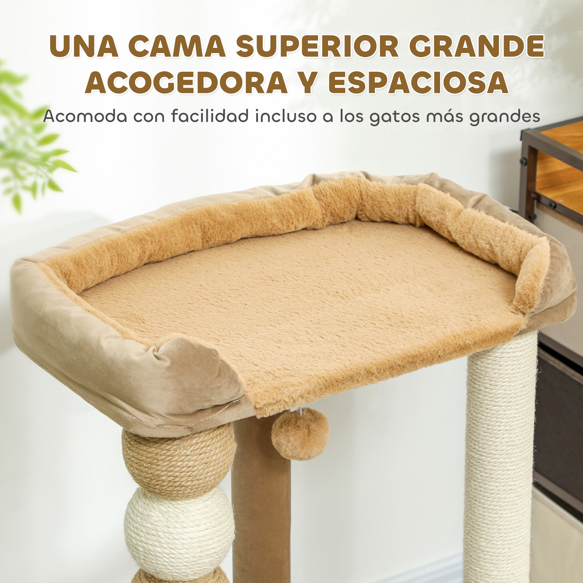Cama para gatos con superficie de felpa beige. Está en un árbol para gatos con postes envueltos en cuerda y adornos de bolas.