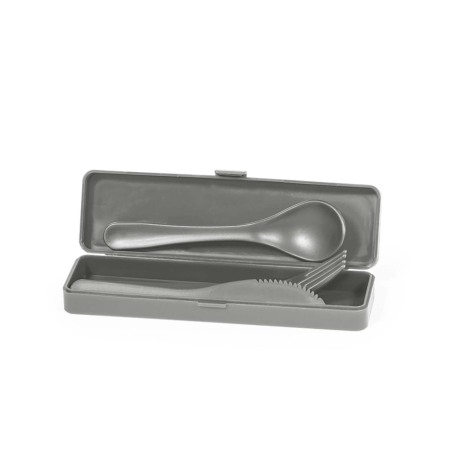 Un juego de cubiertos grises en un estuche gris abierto. Se ven cuchara, tenedor y cuchillo. El fondo es blanco.