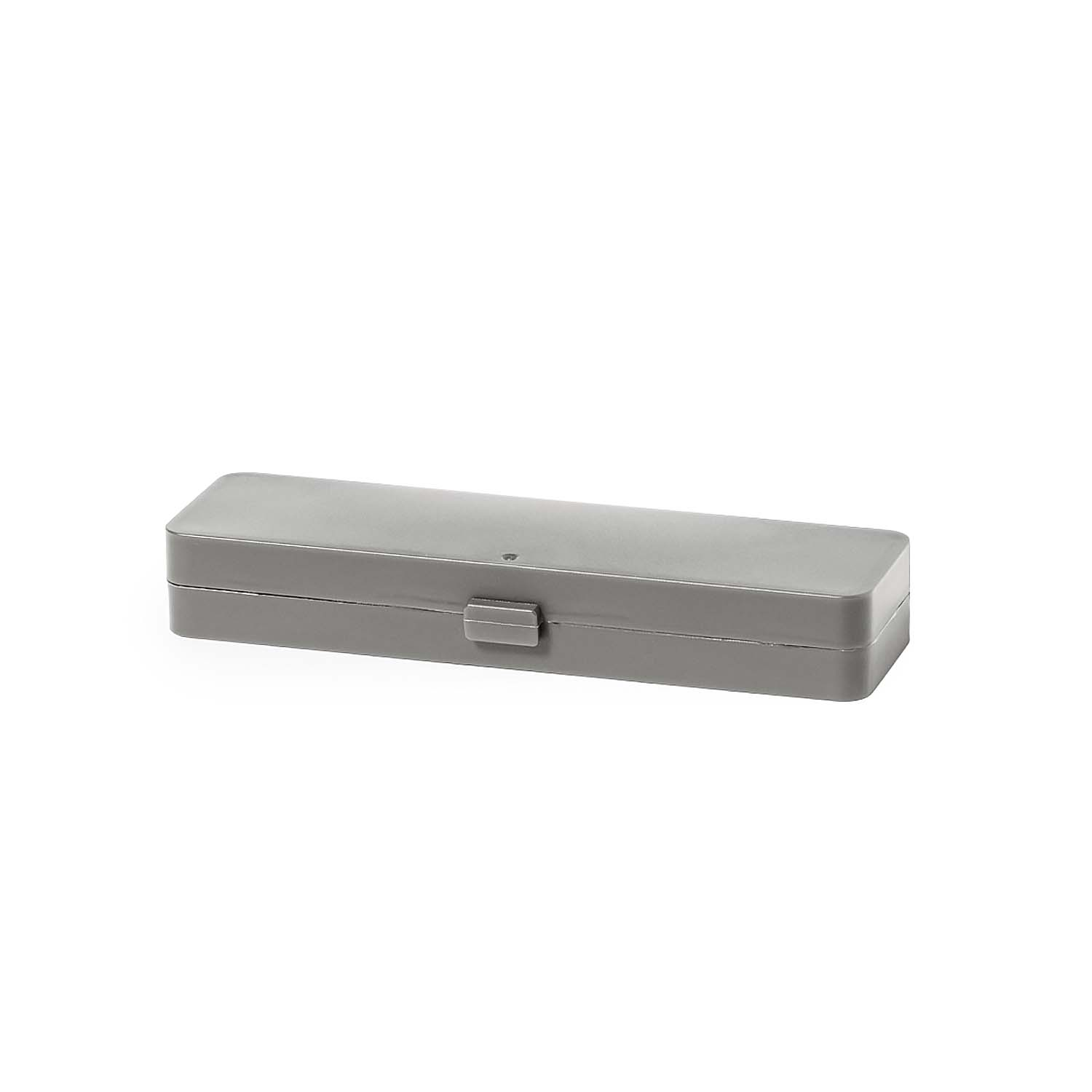 Una caja rectangular gris con un cierre sobre un fondo blanco. Parece estar hecha de plástico.