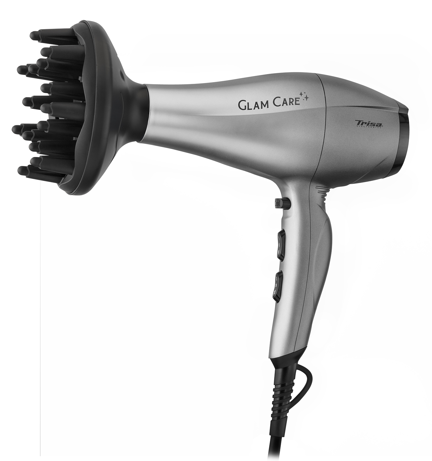 Ein silberner Haartrockner mit einem schwarzen Diffusoraufsatz. Auf dem Trockner stehen die Wörter 'Glam Care' und 'Trisa'.