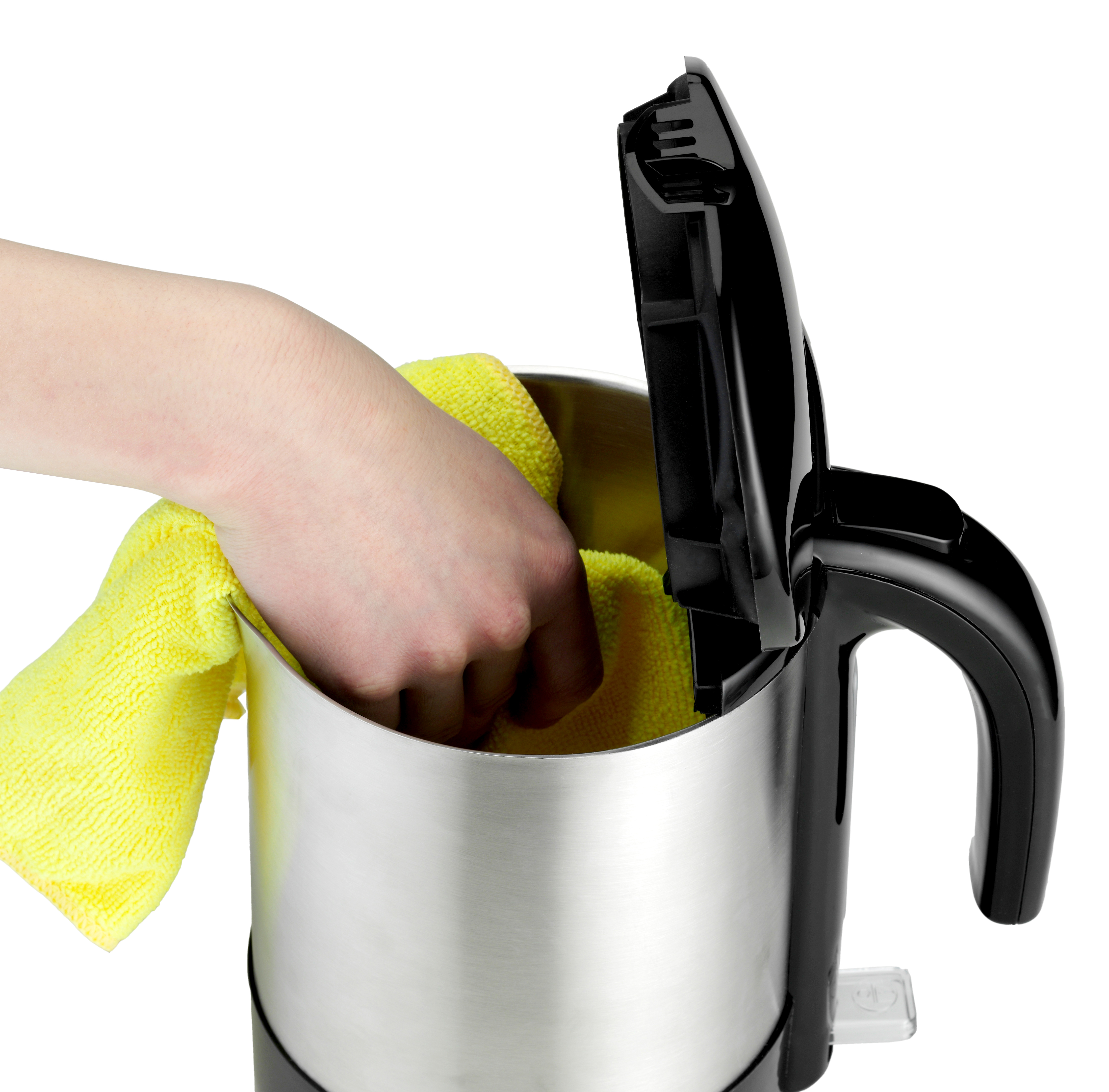 Eine Hand mit einem gelben Tuch reinigt das Innere eines schwarzen und silbernen Wasserkochers, Deckel offen.