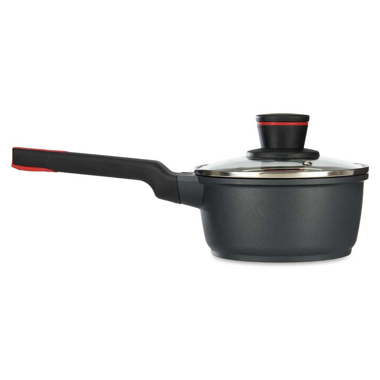 Una casseruola grigio scuro con coperchio in vetro e manico nero con accento rosso, su sfondo bianco.