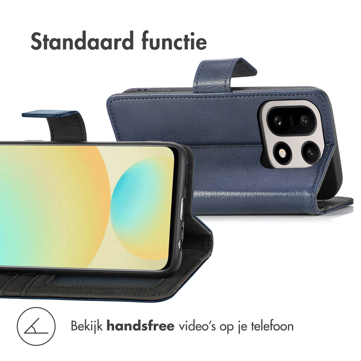 Un téléphone dans un étui bleu, écran visible. L'étui est ouvert, texte en haut et en bas.