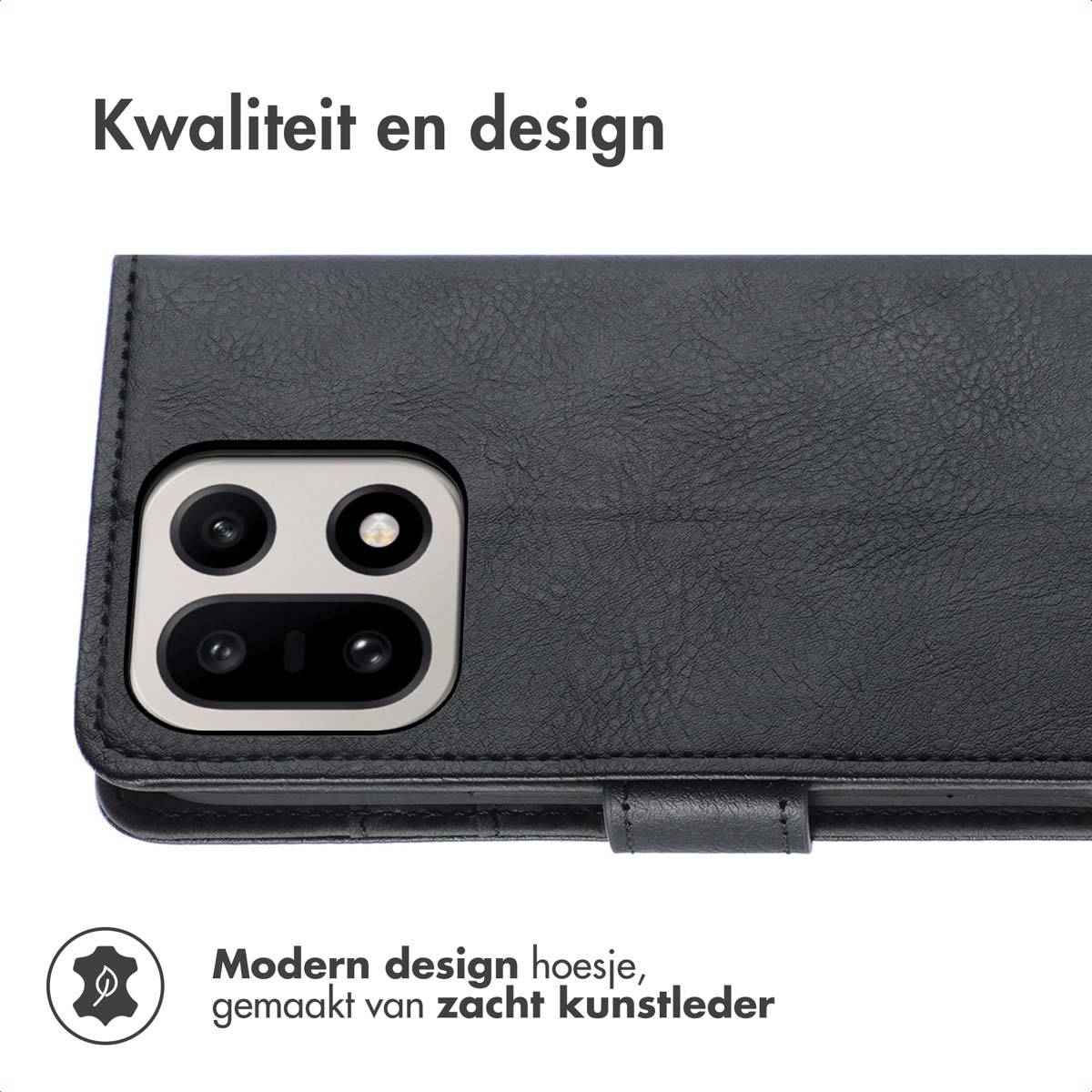 Close-up van een zwarte telefoonhoes met een cameramodule. Tekst: 'Kwaliteit en design' en 'Modern design hoesje, gemaakt van zacht kunstleder'.
