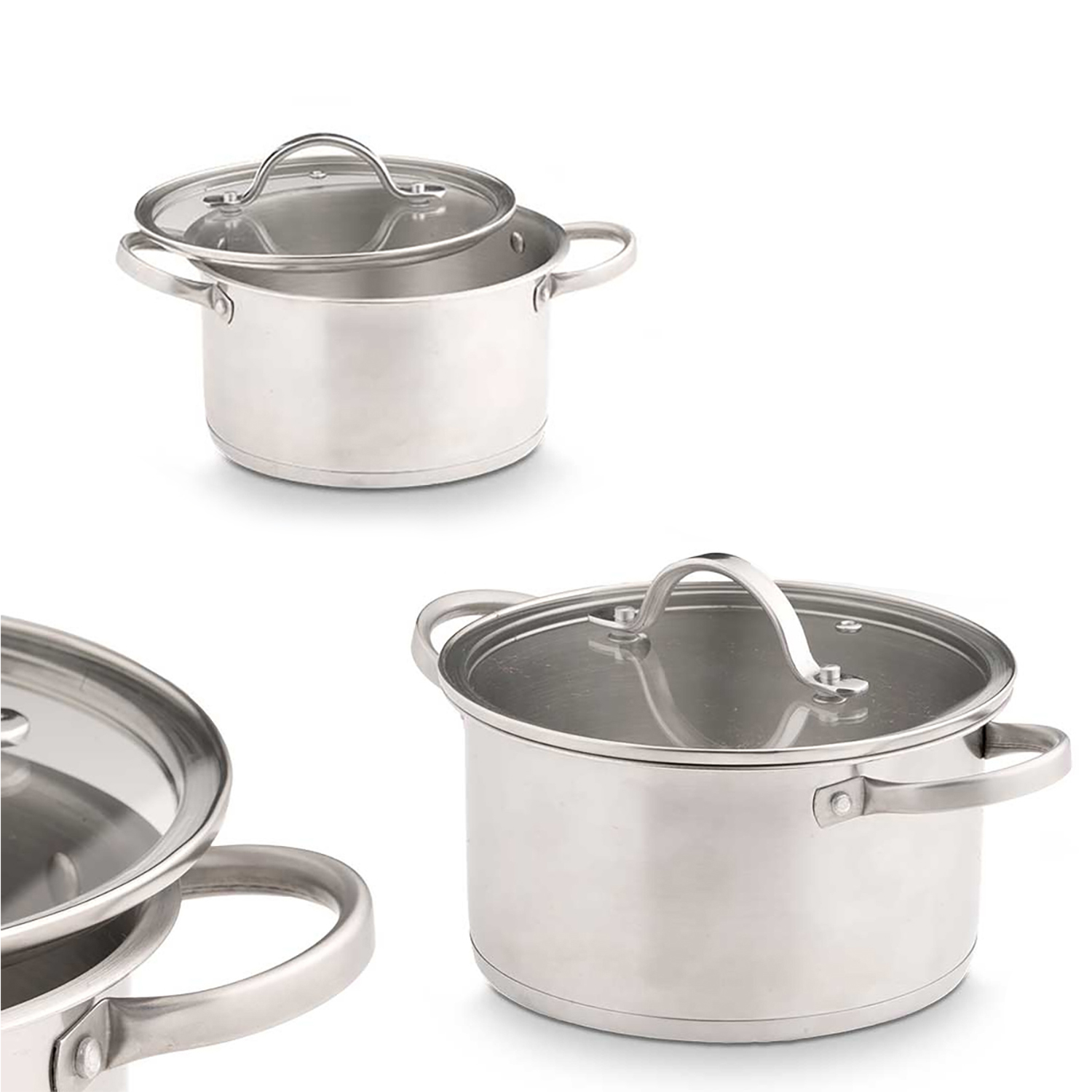 Sono mostrate tre pentole in acciaio inox con coperchi in vetro. Le pentole hanno manici e poggiano su sfondo bianco, utensili da cucina.