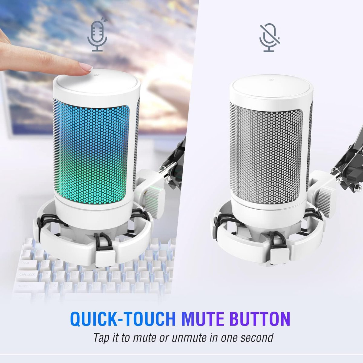 Een hand drukt op een witte microfoonknop. De microfoon heeft een kleurrijk licht. De achtergrond toont een toetsenbord en een computerscherm.