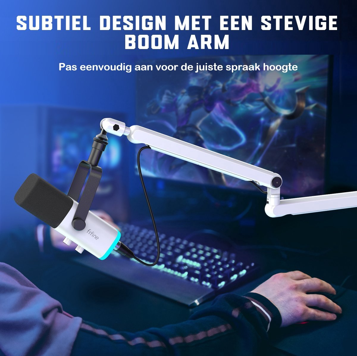 Un microphone sur un bras articulé. Une main sur une souris. Un ordinateur est en arrière-plan. Le texte dit 'SUBTIEL DESIGN MET EEN STEVIGE BOOM ARM'.