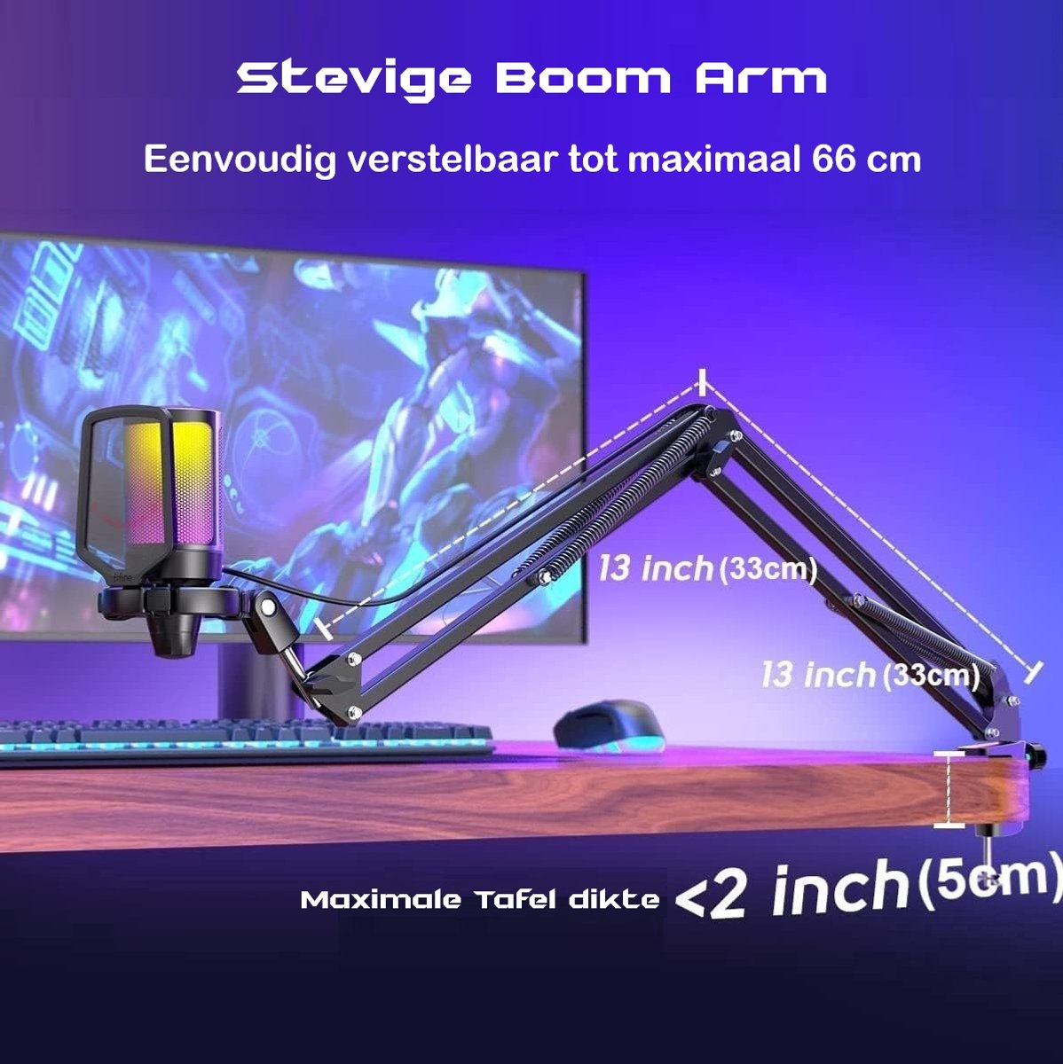 Een zwarte arm met microfoon op een houten bureau. Monitor en muis op de achtergrond. Tekst is inbegrepen.