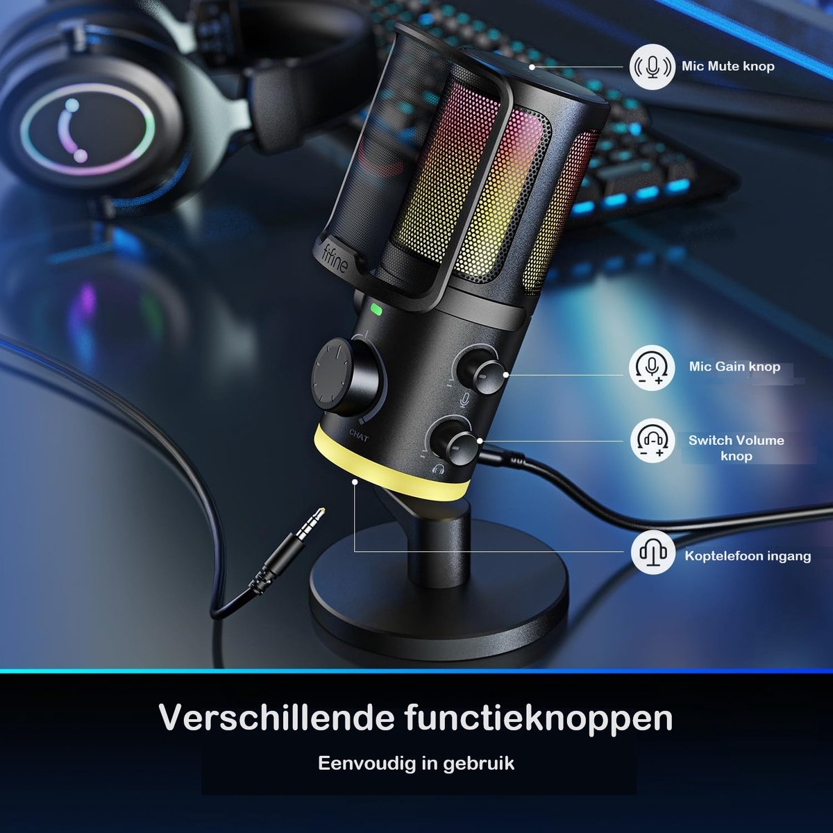 Een zwarte microfoon met kleurrijke accenten, diverse bedieningsknoppen, een headset en een toetsenbord op een bureau. Tekst geeft functieknoppen en gebruiksgemak aan.