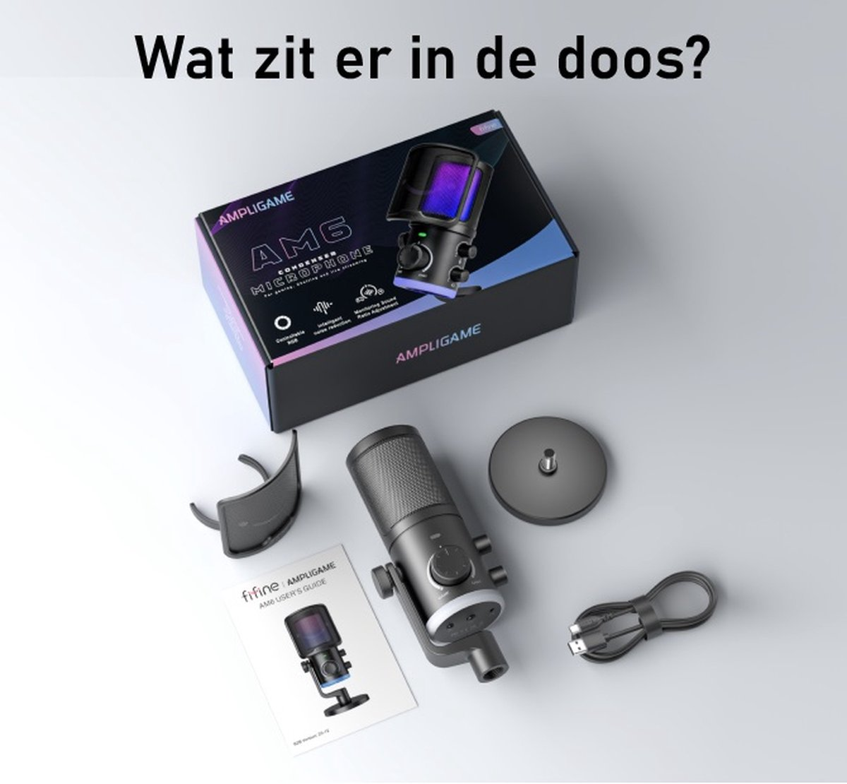 Een microfoonkit met doos, microfoon, standaard, popfilter en kabel. Op de doos staat AMPLIGAME. Een handleiding is inbegrepen.