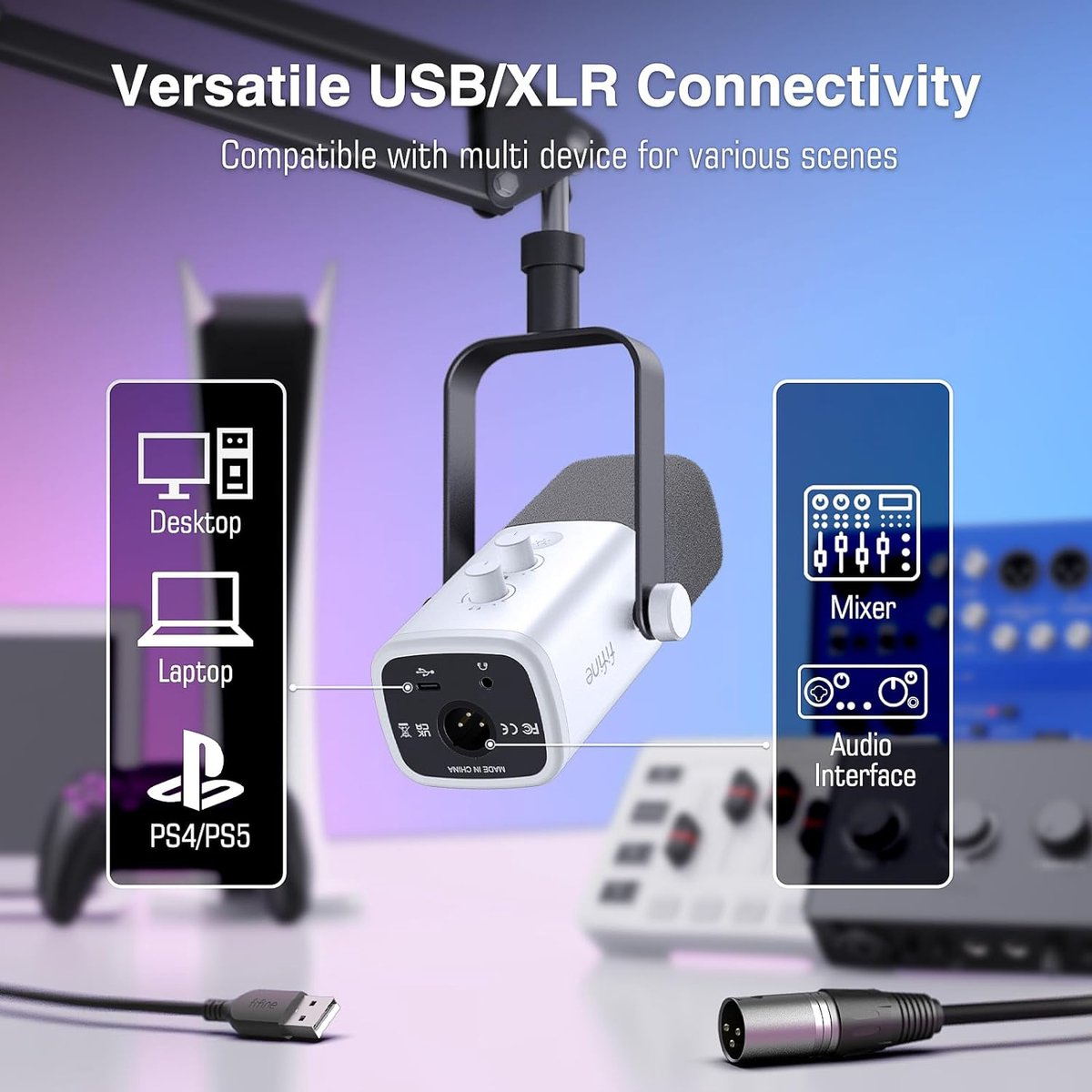 Een witte microfoon met bedieningselementen is opgehangen. Pictogrammen tonen verbindingsopties: desktop, laptop, PS4/PS5, mixer en audio-interface. Kabels zijn aanwezig.