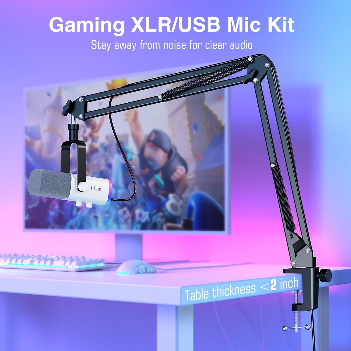 Een gaming microfoon kit met een standaard. Een monitor toont een spel. Toetsenbord en muis liggen op het bureau. Tekst: Gaming XLR/USB Mic Kit.