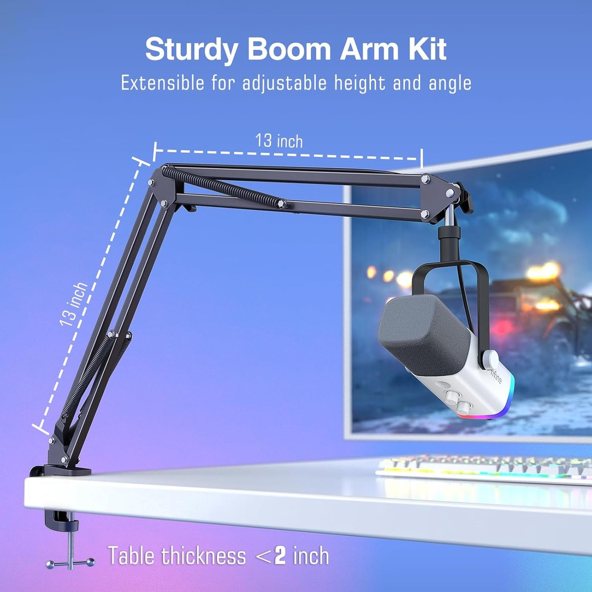 Een stevige arm kit. Een microfoon is opgehangen. De arm strekt zich uit vanaf een bureau en ondersteunt de microfoon. De achtergrond toont een monitor en toetsenbord.