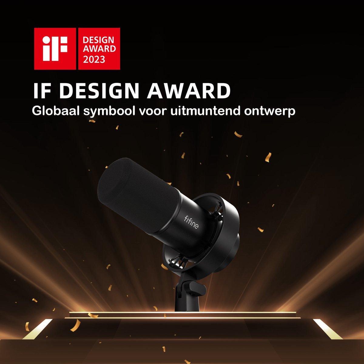 Un microphone Fifine noir sur pied, récompensé par le iF Design Award 2023. Des confettis dorés tombent devant une scène dorée.
