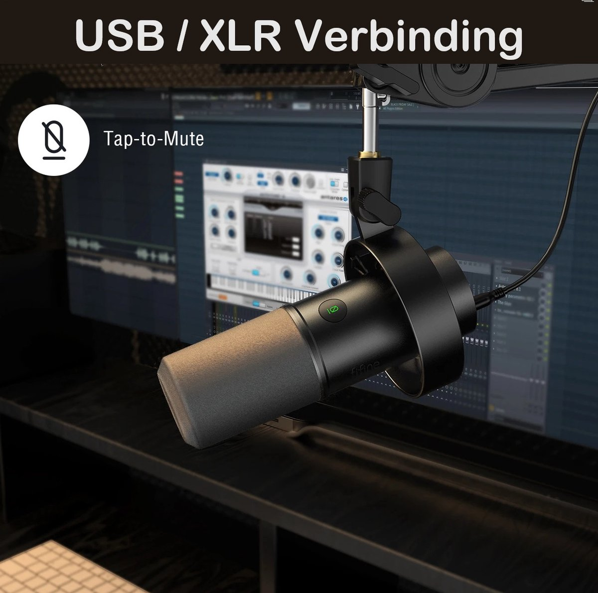 Een microfoon met een beige en zwarte behuizing is gemonteerd in de buurt van een computerscherm met muzieksoftware. De scène speelt zich af in een opnamestudio.