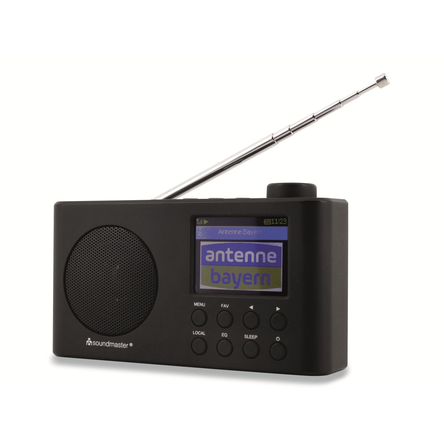 Ein schwarzes Radio mit Antenne steht auf einer weißen Oberfläche. Der Radiobildschirm zeigt einen Radiosender. Die Uhrzeit wird angezeigt.