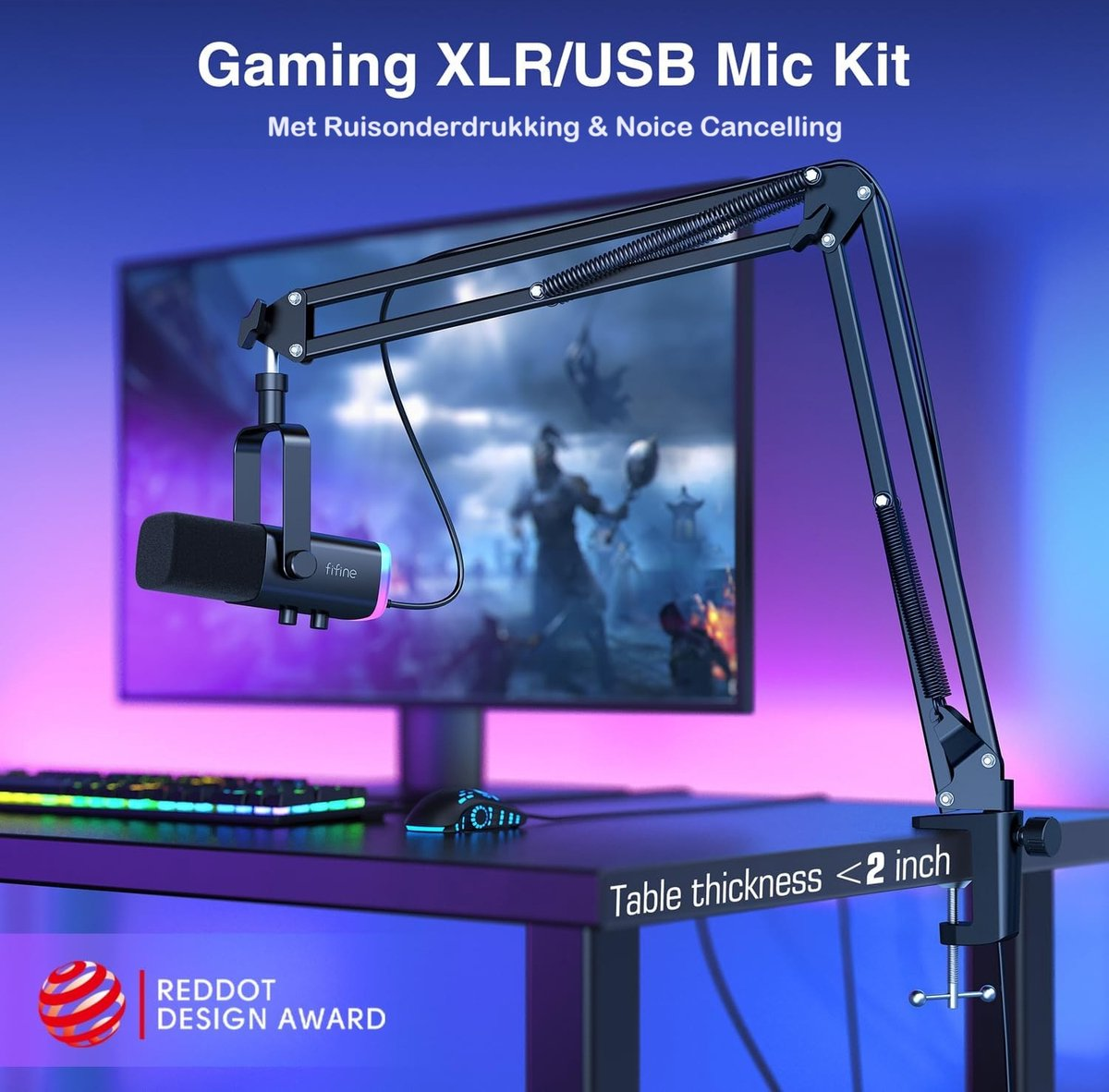 Een gaming XLR/USB microfoonkit staat op een bureau. De microfoon is zwart met een schuimrubberen hoes en is bevestigd aan een zwarte standaard.