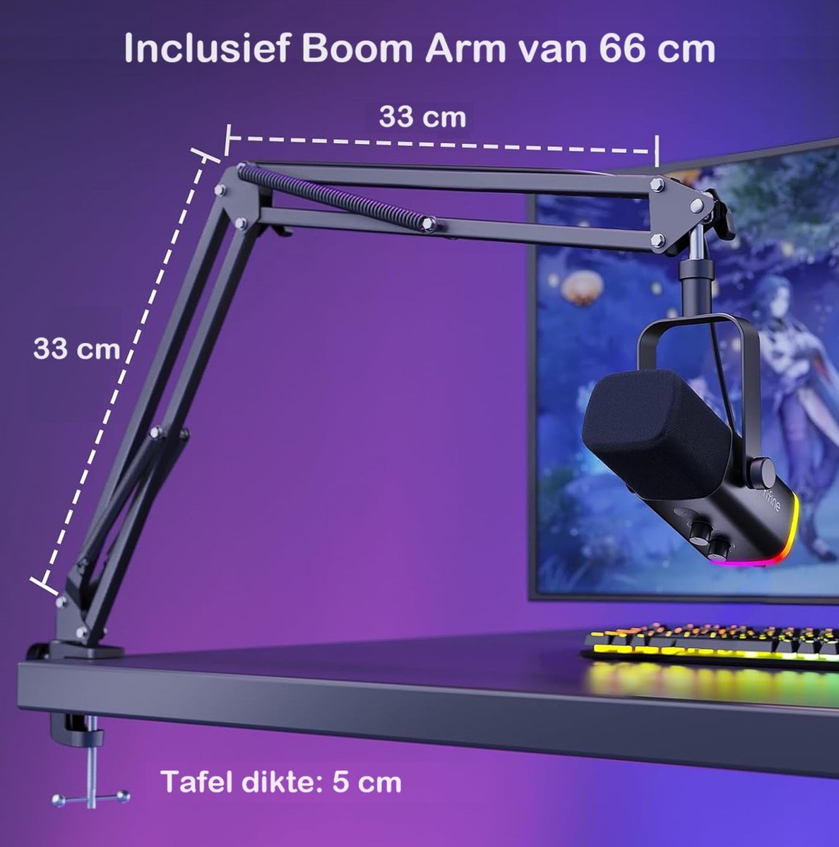 Een microfoonarm, bevestigd aan een bureau, houdt een microfoon vast. Een monitor en toetsenbord staan op de achtergrond. Afmetingen worden aangegeven.