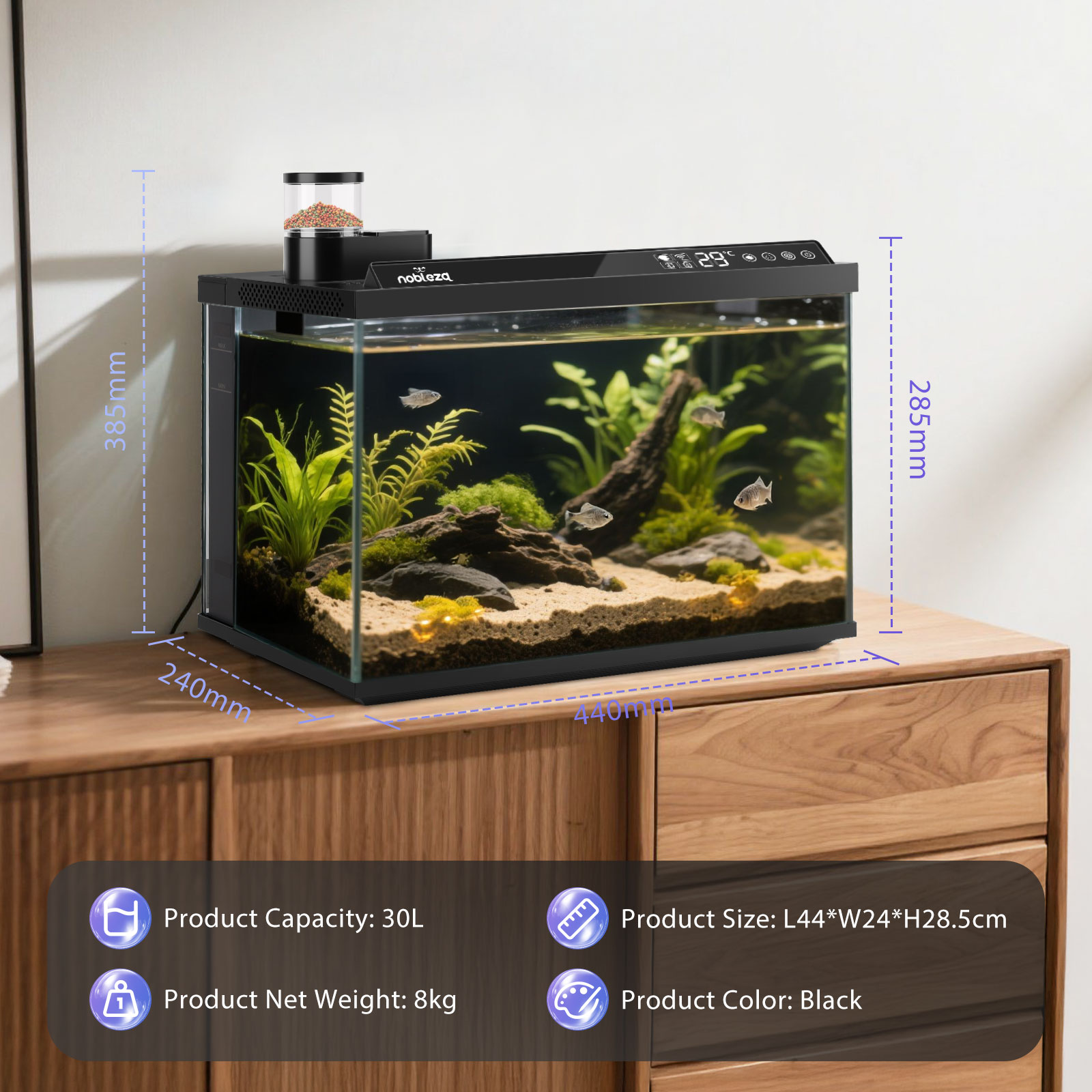 Acuario negro sobre mueble de madera. Incluye peces, plantas y un alimentador automático. Se muestran las dimensiones.