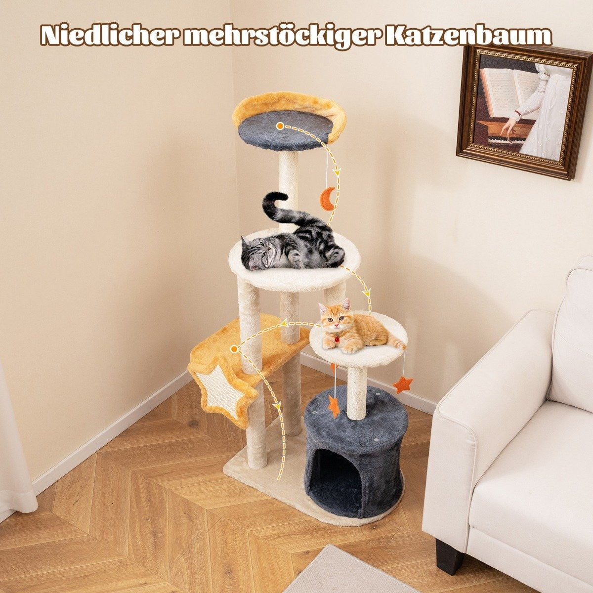 Un árbol para gatos de varios niveles con dos gatos, uno gris y otro naranja. Una pintura en la pared.